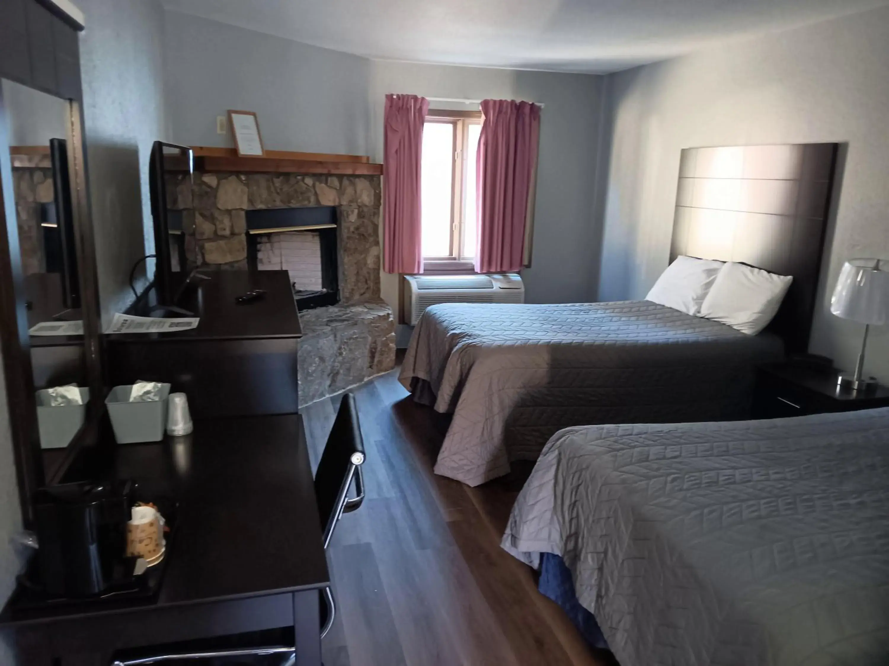 Double Room with Two Double Beds - Non-Smoking in Hofbrau Riverfront Hotel Double Room with Two Double Beds - Non-Smoking in Hofbrau Riverfront Hotel