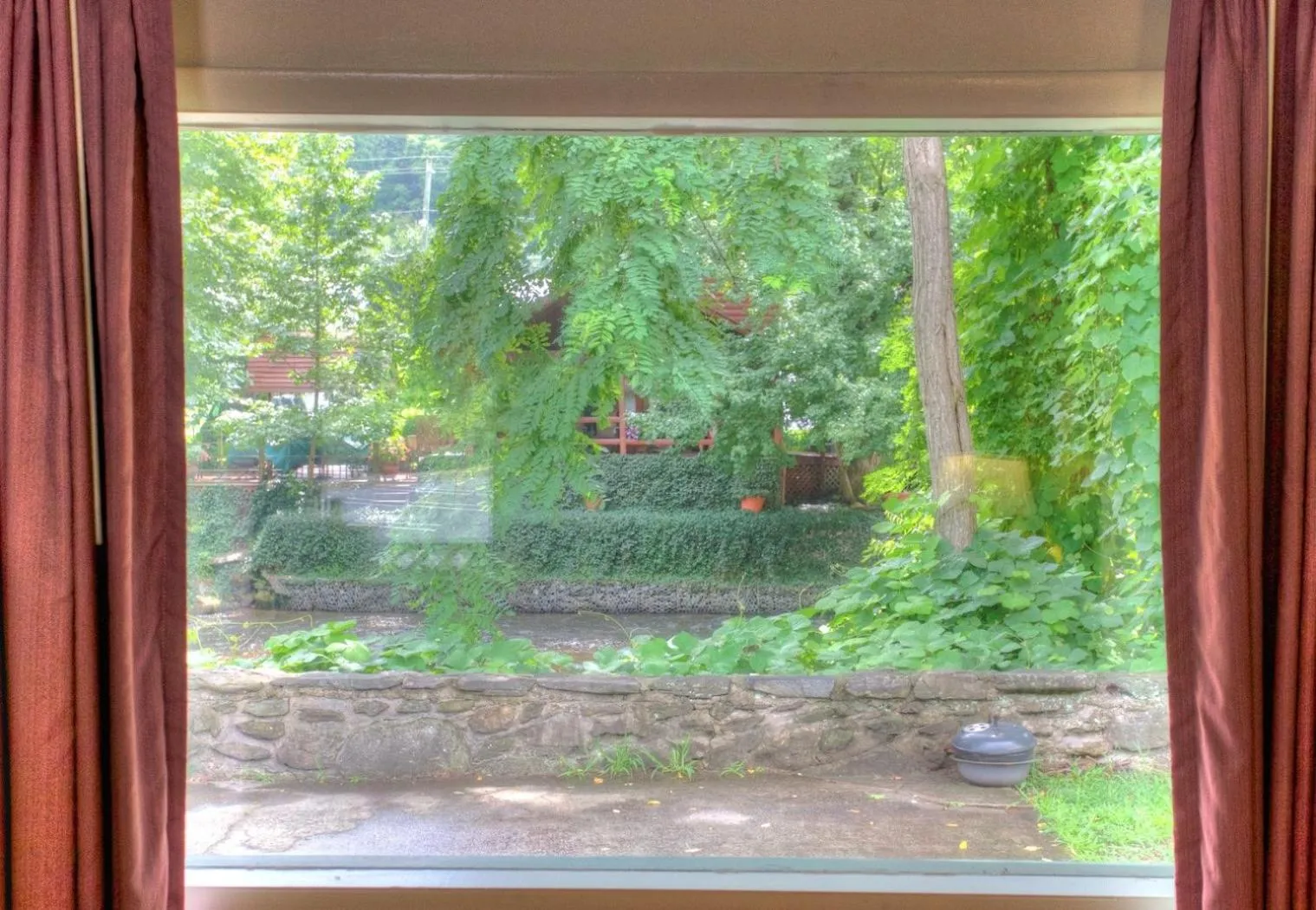 Photo of the whole room in Hofbrau Riverfront Hotel