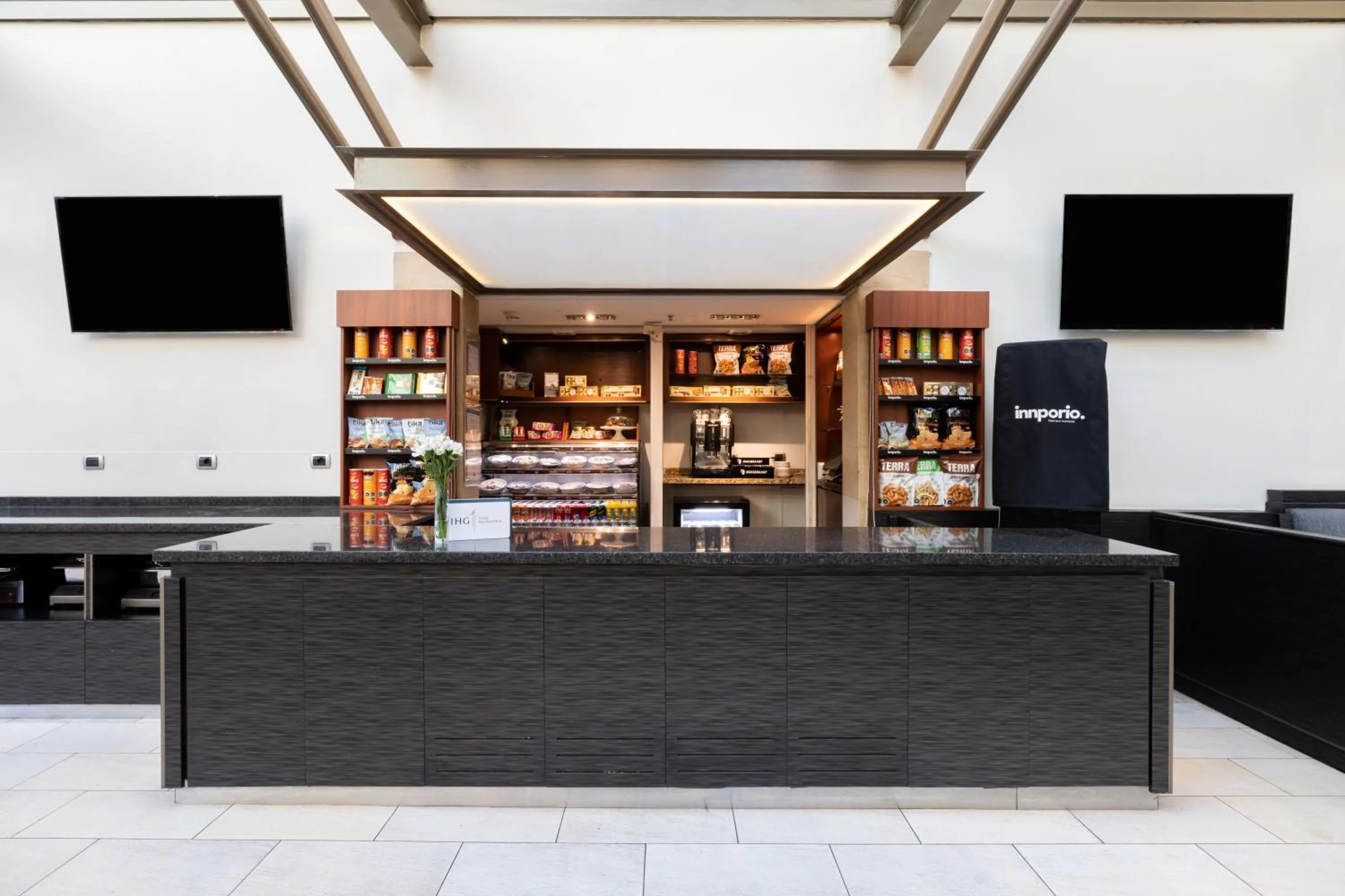 Food and drinks in Holiday Inn Express Santiago Las Condes by IHG