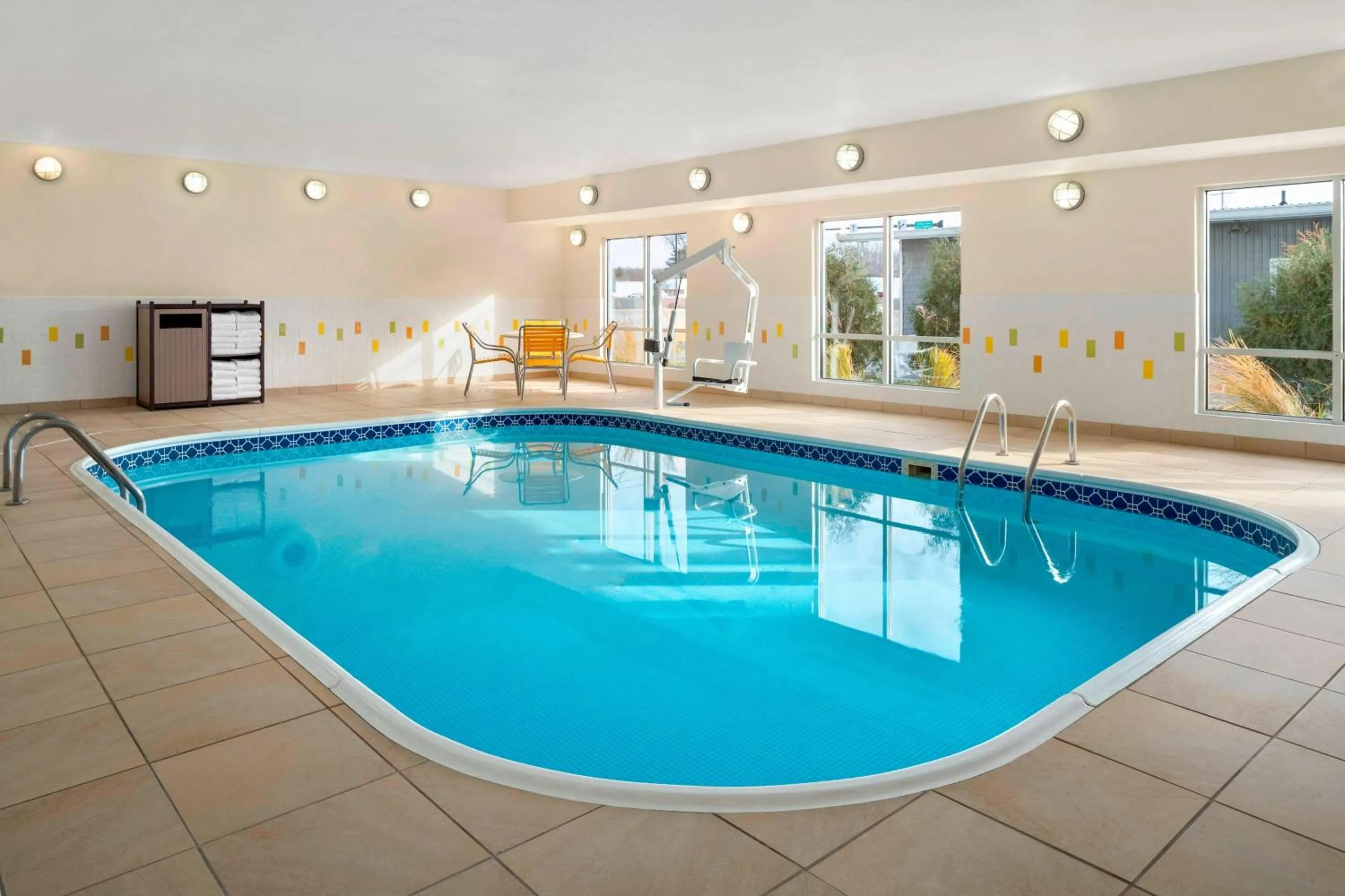 Swimming pool in Fairfield Inn & Suites Lima