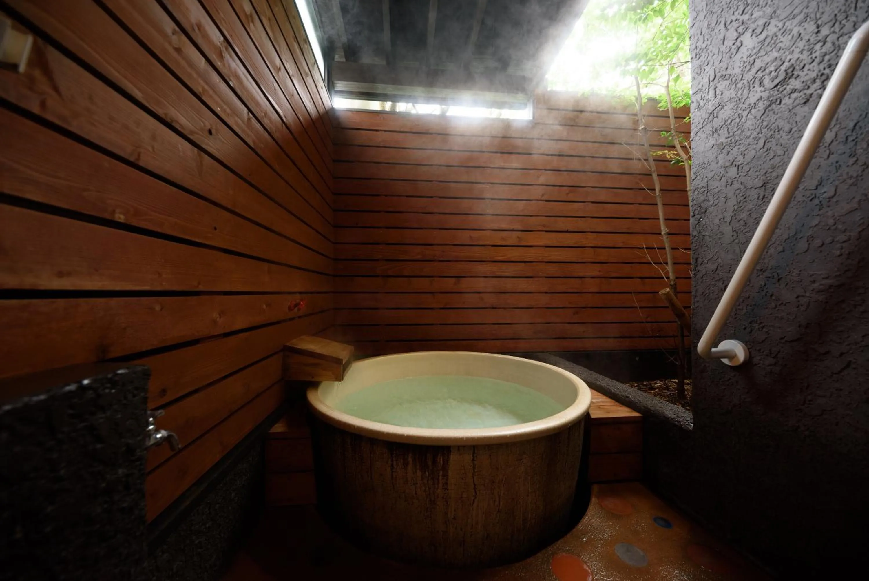 Hot Spring Bath in Yufuin Iyotomi