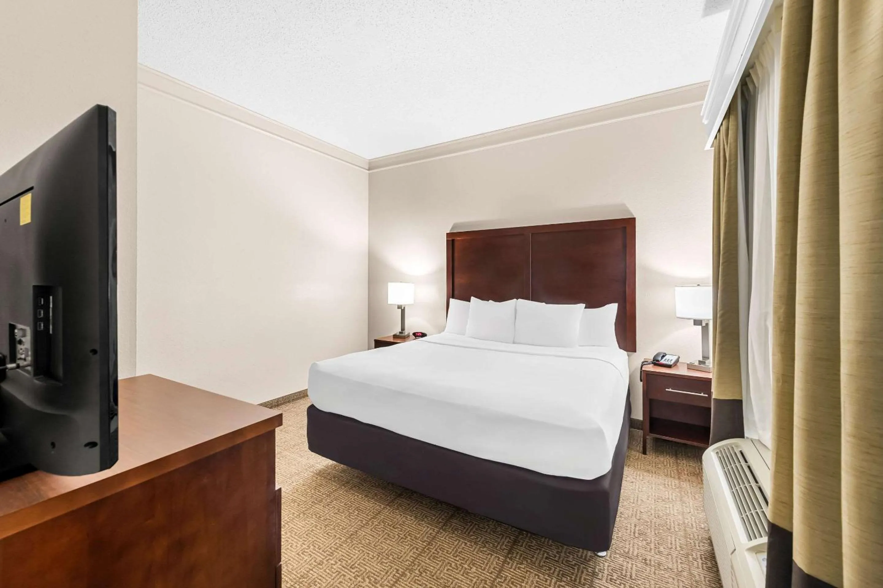 Bedroom, Bed in Comfort Inn & Suites Heath - Newark South