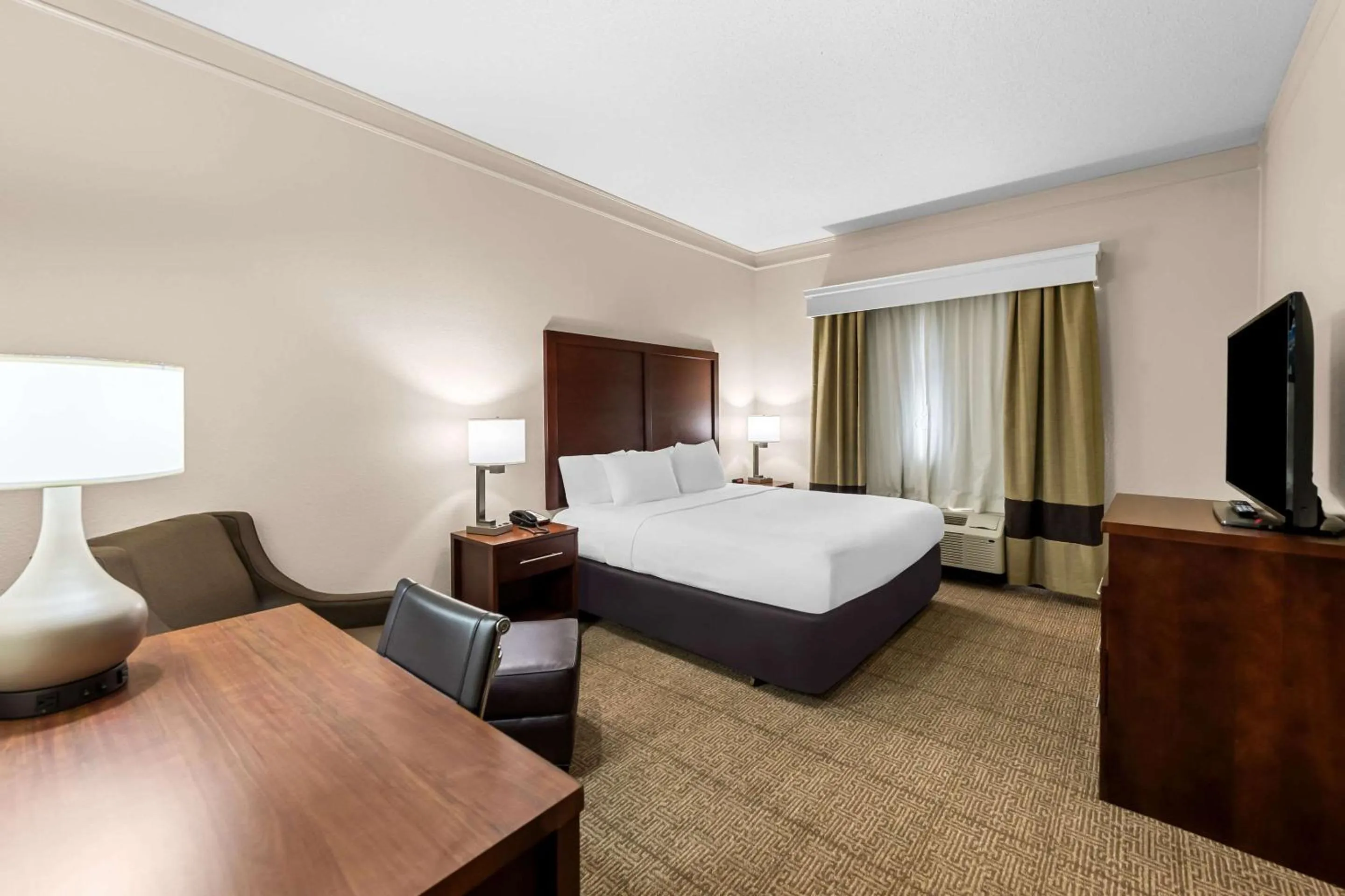 Bedroom, Bed in Comfort Inn & Suites Heath - Newark South