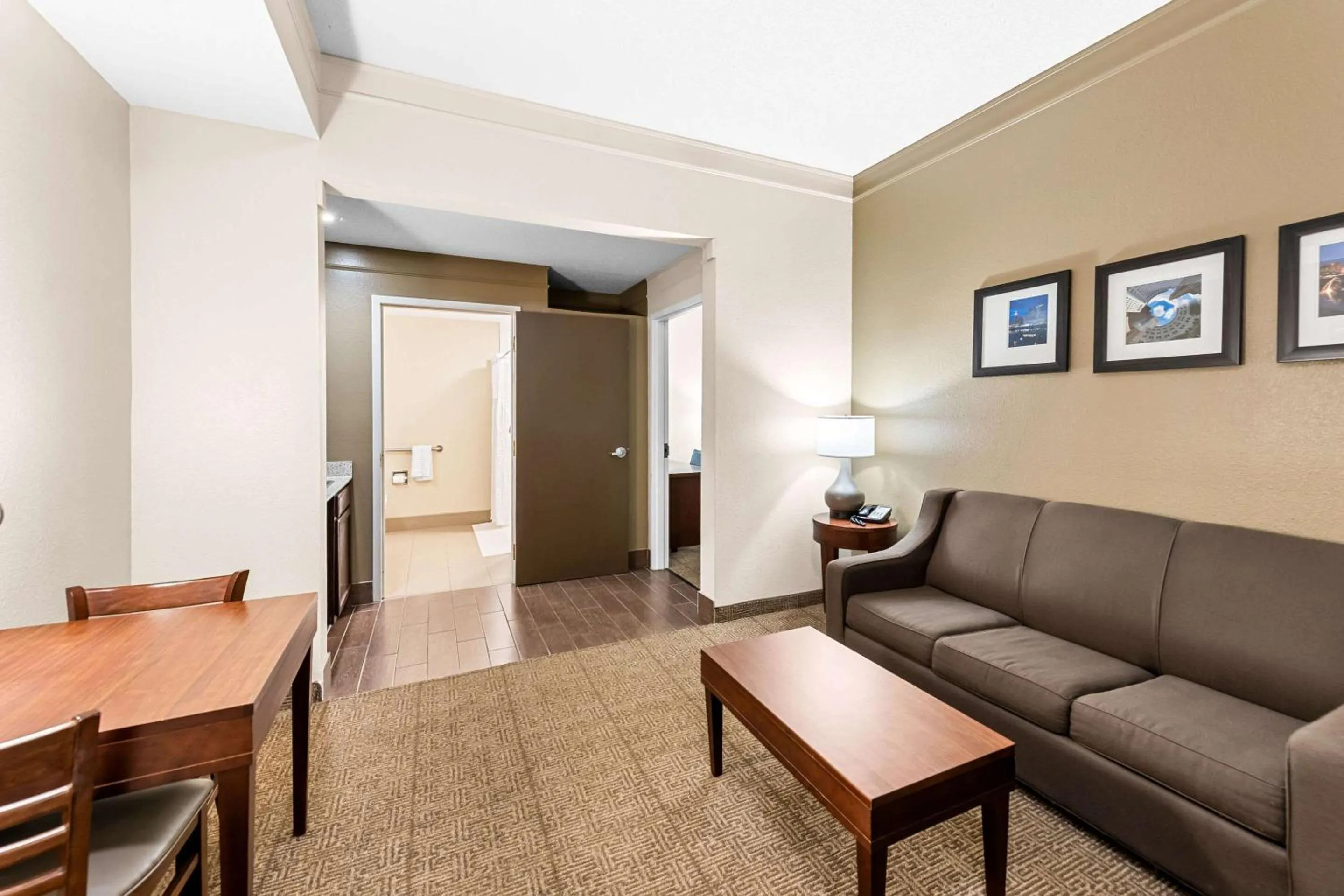 Bedroom in Comfort Inn & Suites Heath - Newark South