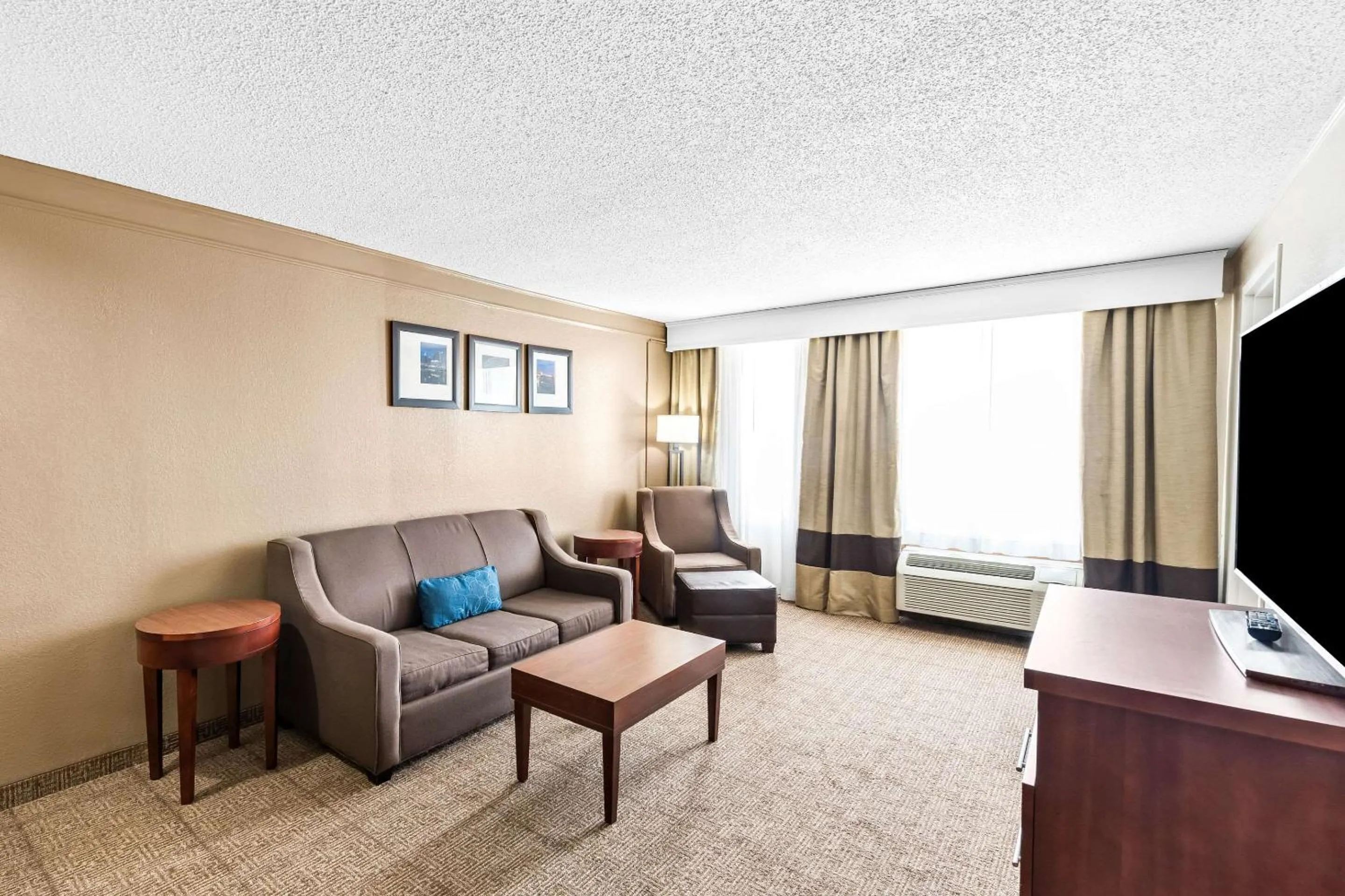 Bedroom in Comfort Inn & Suites Heath - Newark South