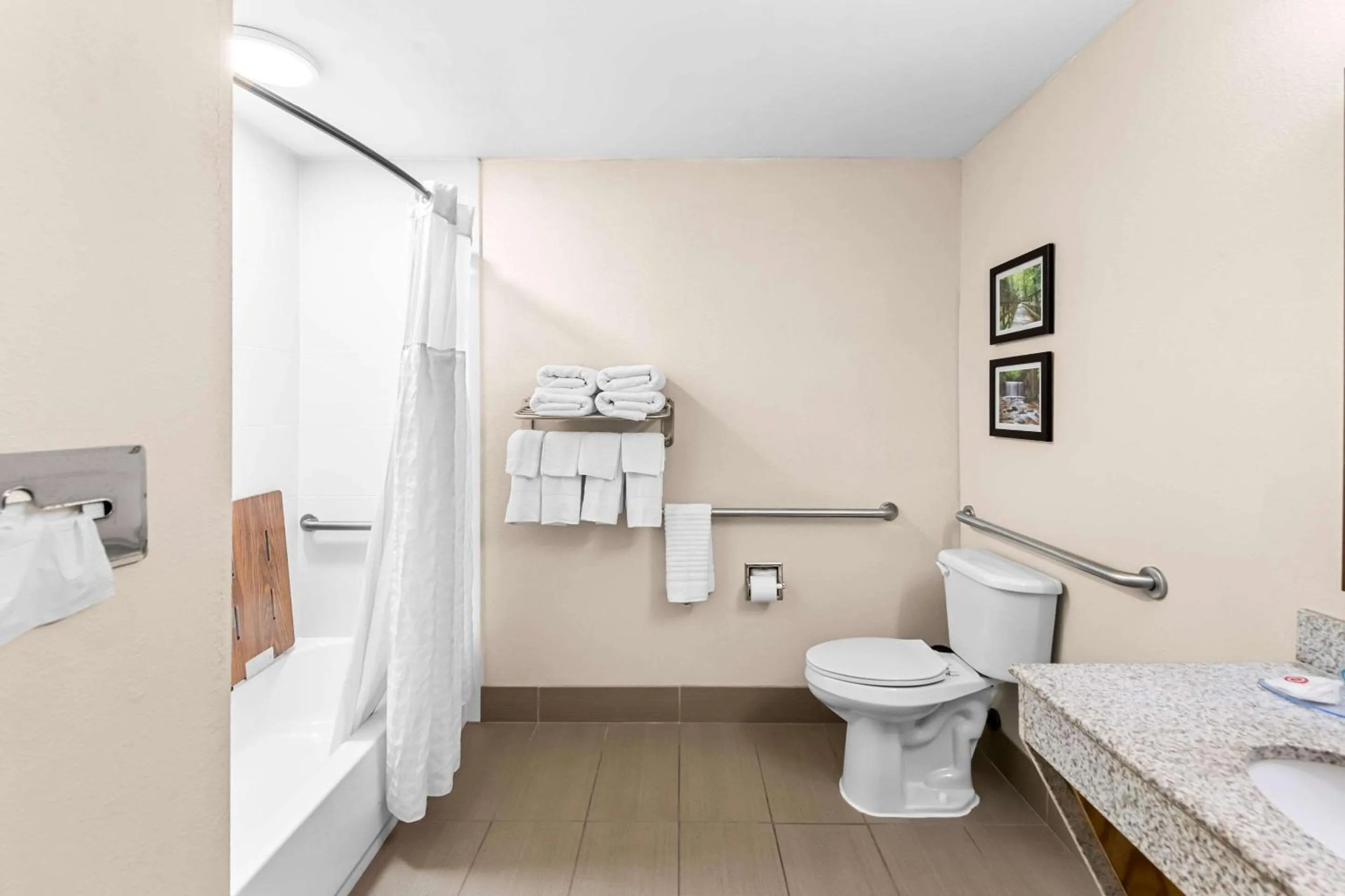 Bedroom in Comfort Inn & Suites Heath - Newark South