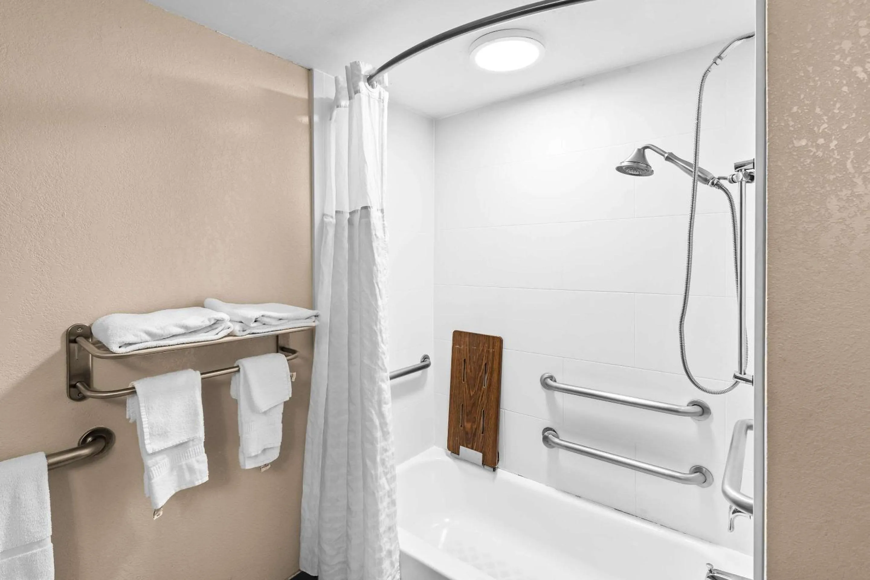 Bedroom in Comfort Inn & Suites Heath - Newark South