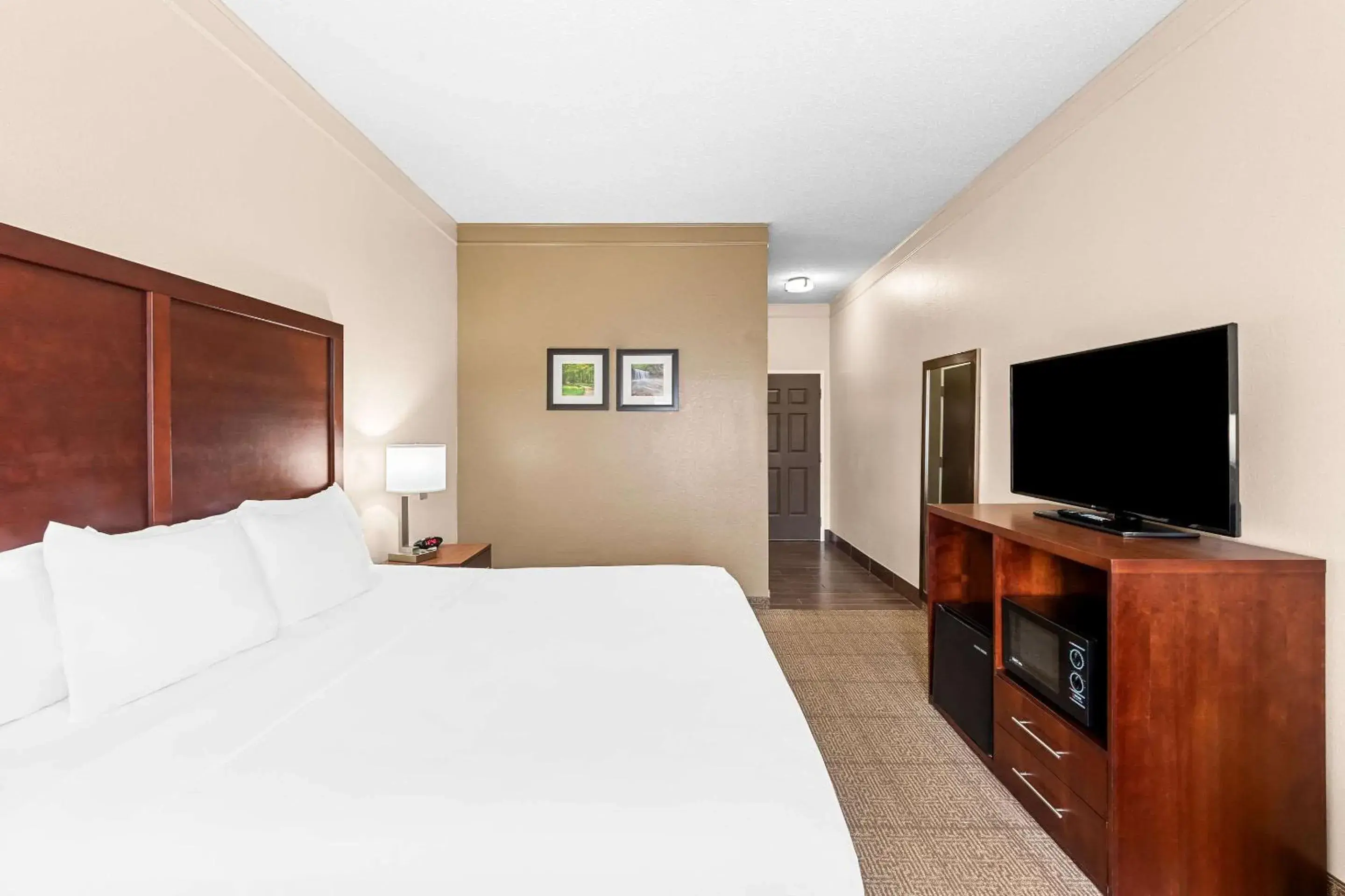 Bedroom, Bed in Comfort Inn & Suites Heath - Newark South Bedroom, Bed in Comfort Inn & Suites Heath - Newark South