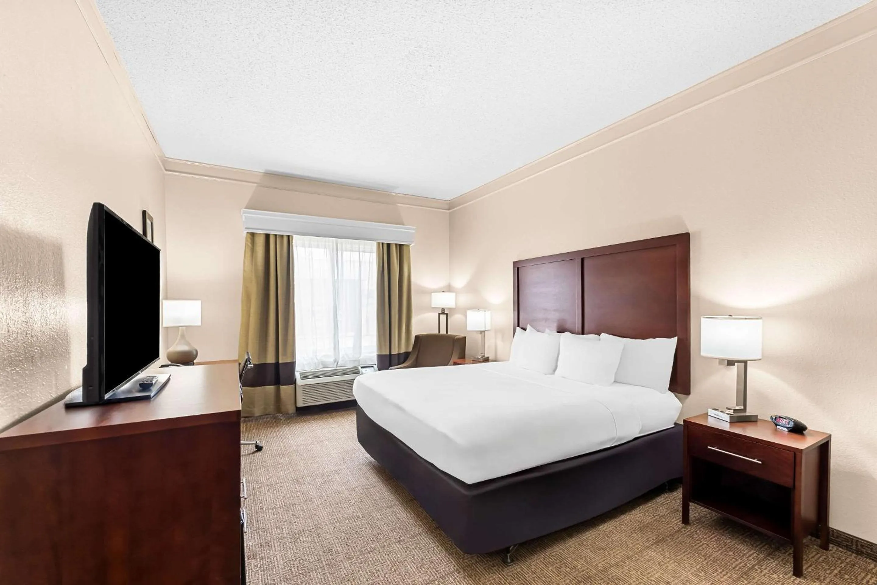 Bedroom, Bed in Comfort Inn & Suites Heath - Newark South