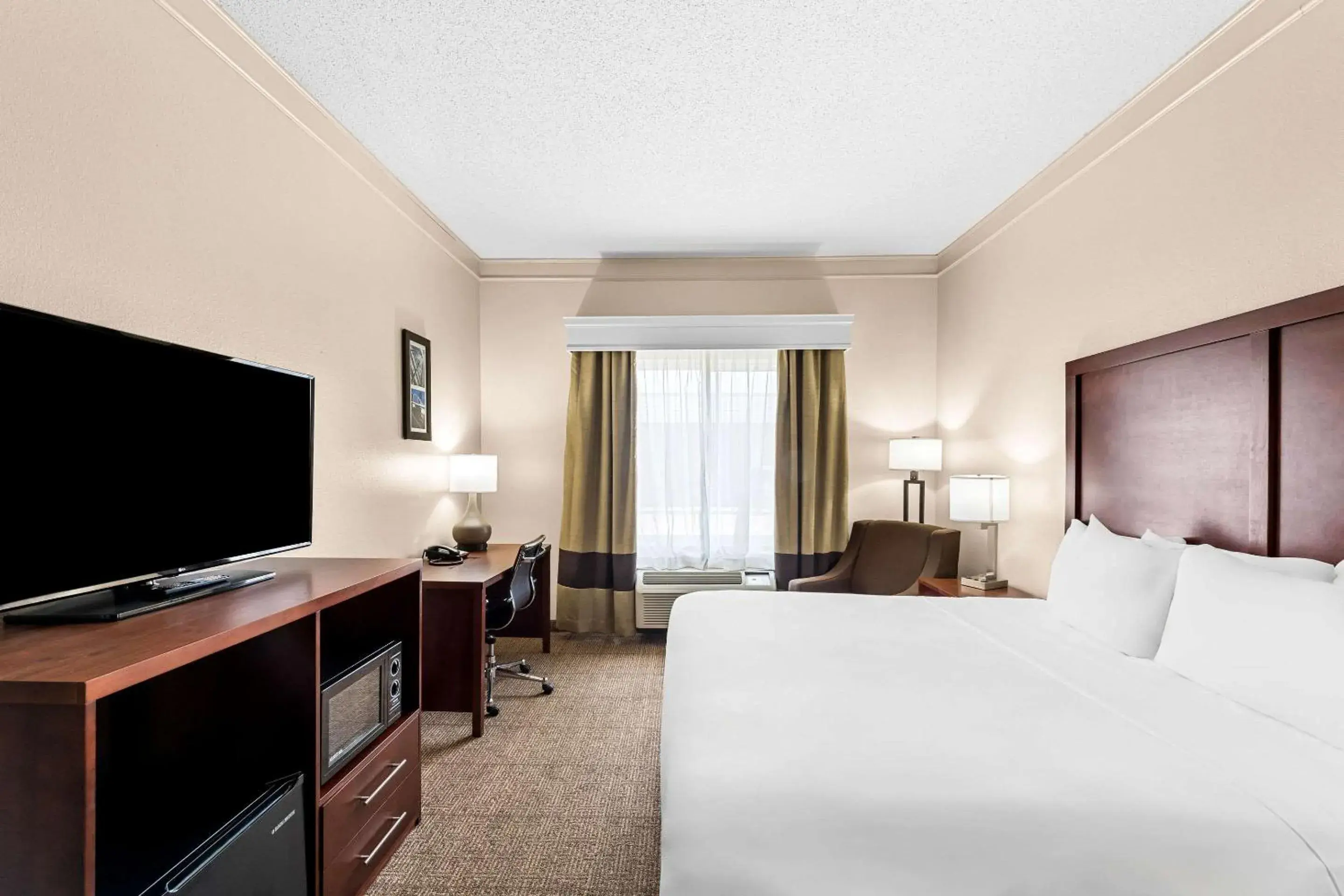 Bedroom, Bed in Comfort Inn & Suites Heath - Newark South Bedroom, Bed in Comfort Inn & Suites Heath - Newark South