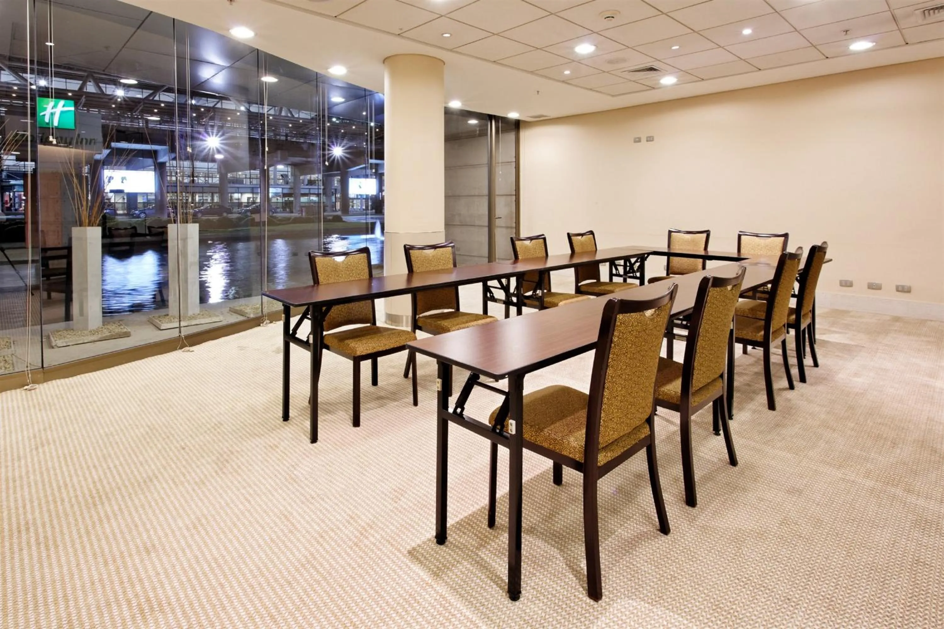 Meeting/conference room in Holiday Inn Santiago - Airport Terminal by IHG