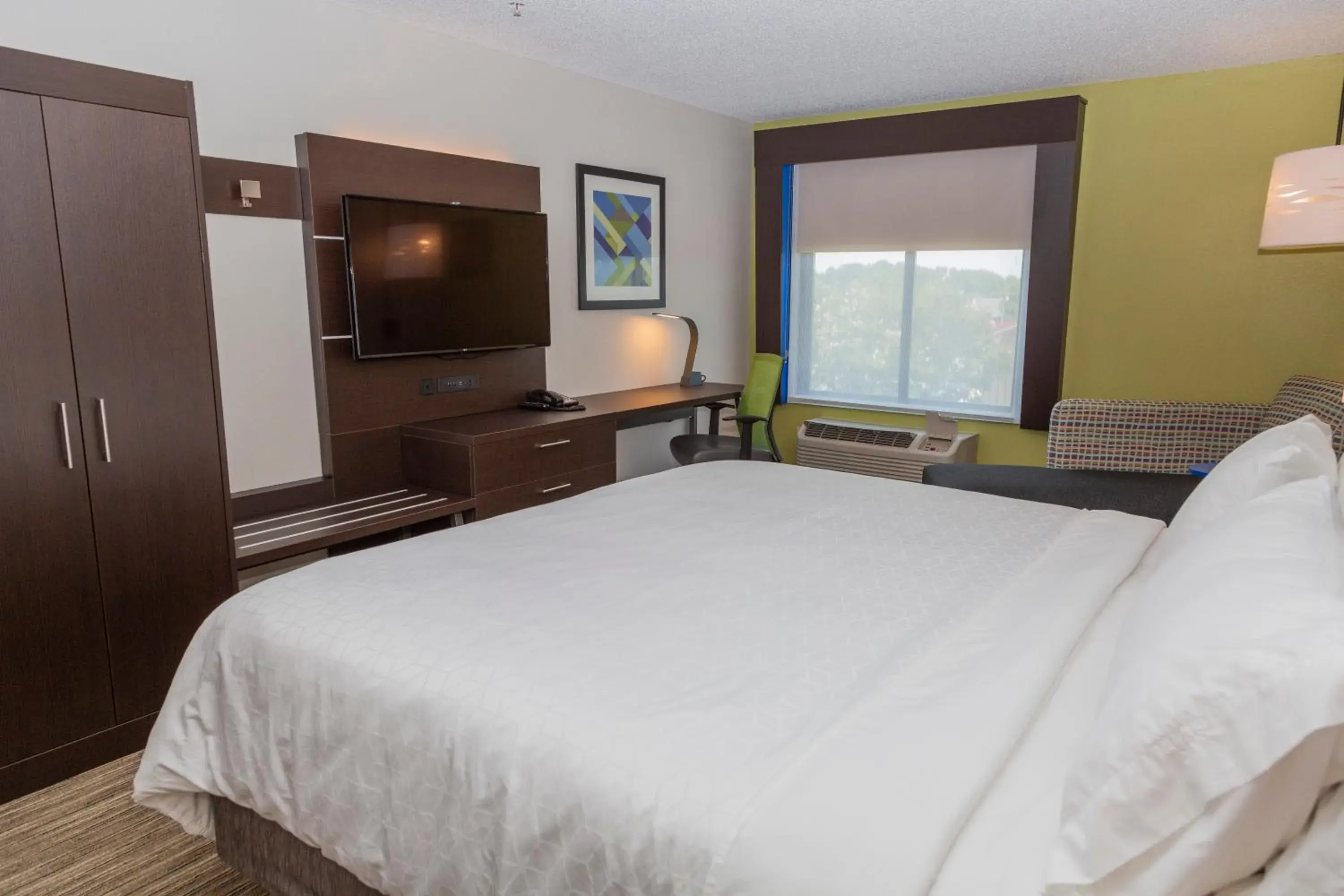 Standard King Room in Holiday Inn Express Clayton Southeast Raleigh by IHG Standard King Room in Holiday Inn Express Clayton Southeast Raleigh by IHG