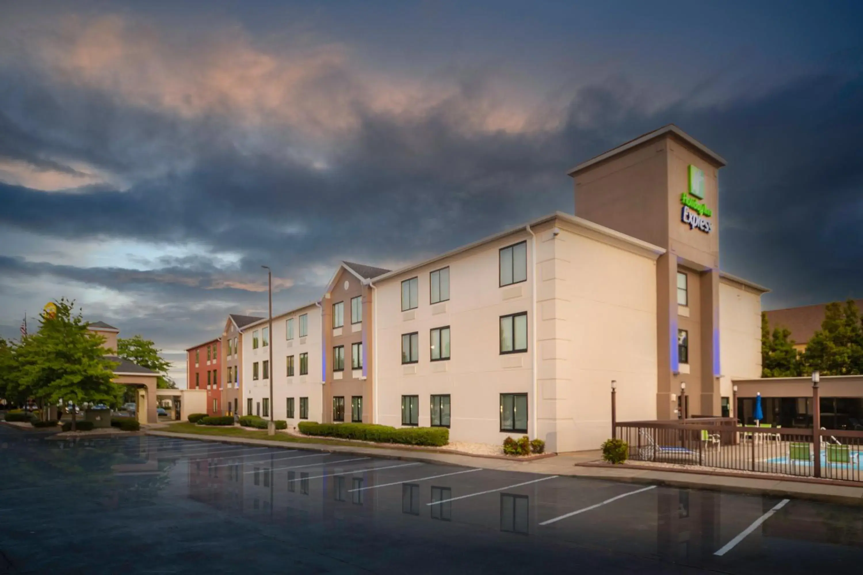 Property building in Holiday Inn Express Clayton Southeast Raleigh by IHG Property building in Holiday Inn Express Clayton Southeast Raleigh by IHG