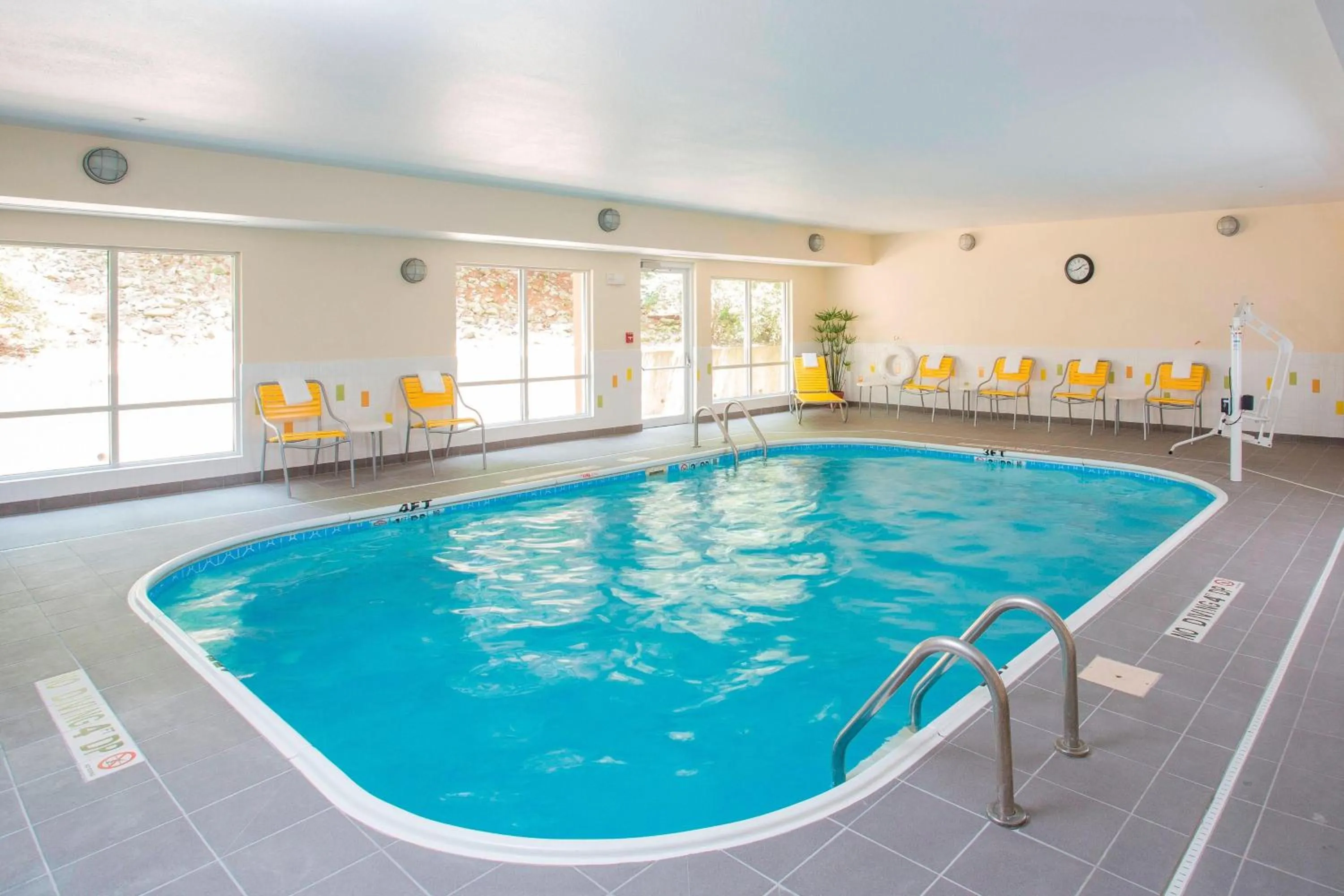 Swimming pool in Fairfield Inn & Suites by Marriott Quincy