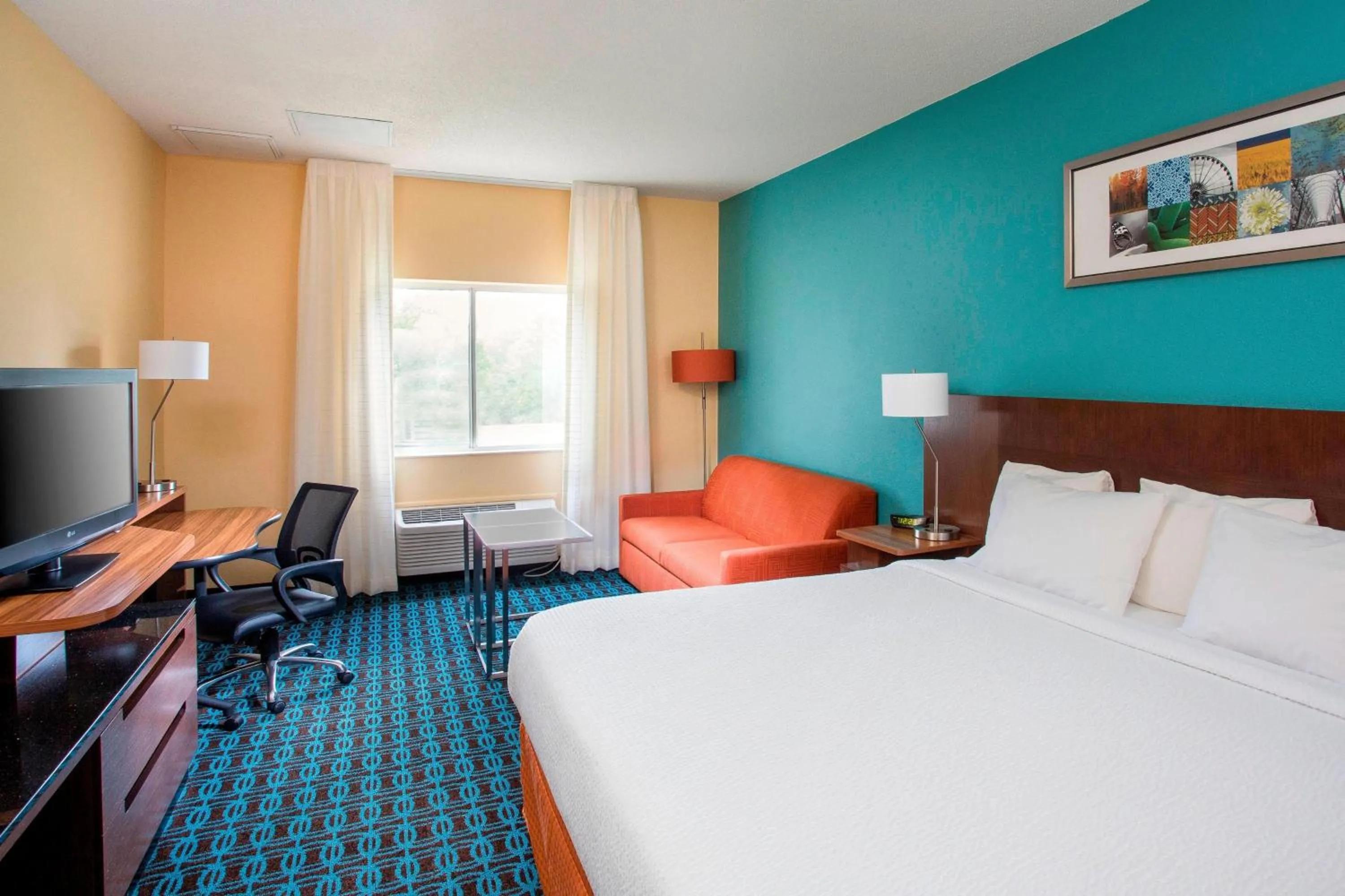 Photo of the whole room, Bed in Fairfield Inn & Suites by Marriott Quincy