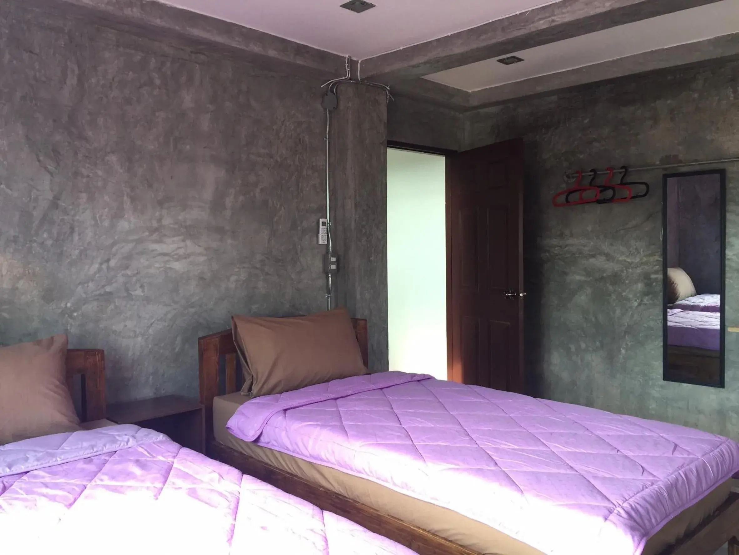 Twin Room with Private Bathroom in Chiangmai HomeTeL Twin Room with Private Bathroom in Chiangmai HomeTeL