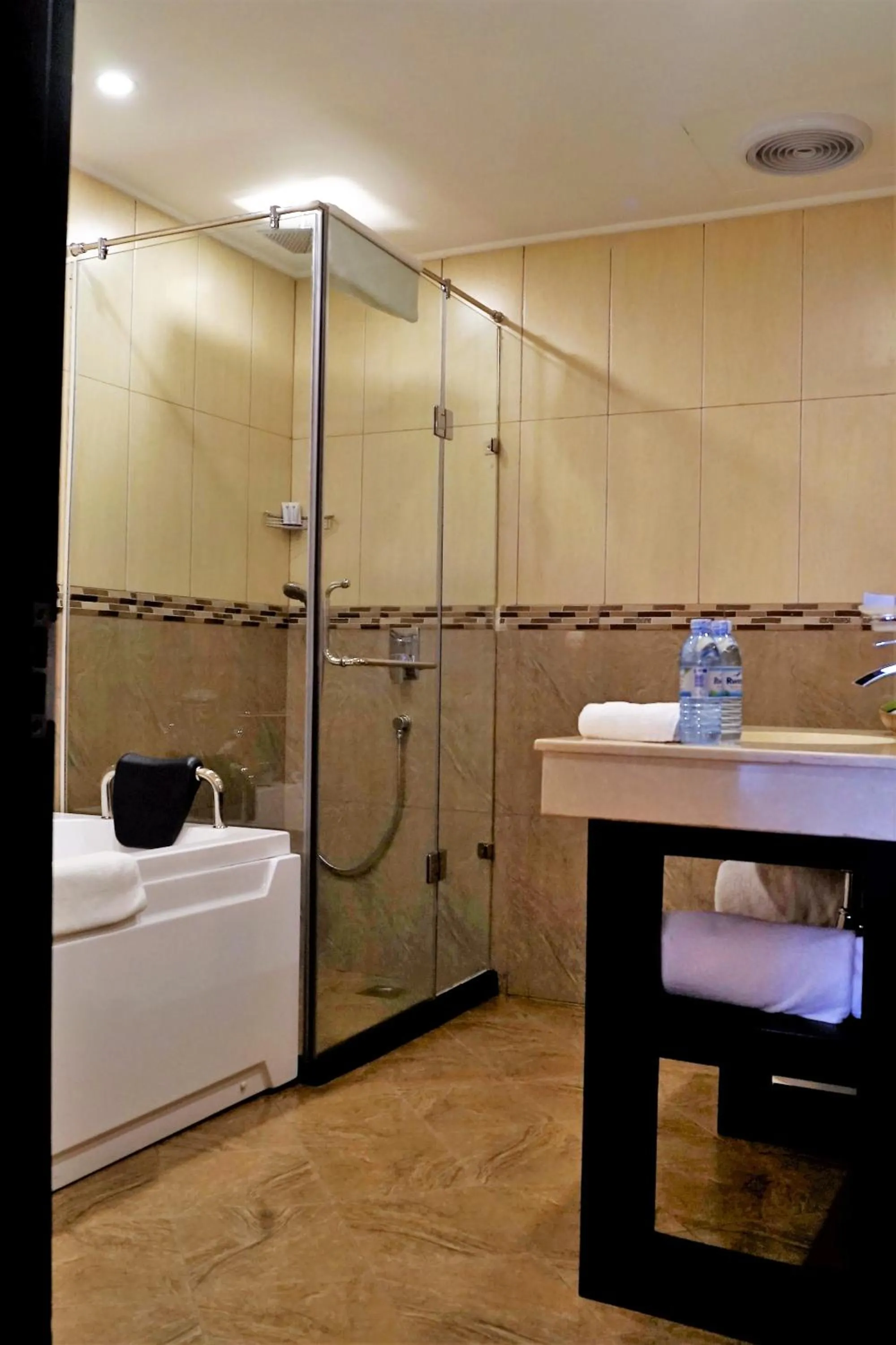 Bathroom, Bed in Best Western Premier Garden Hotel Entebbe