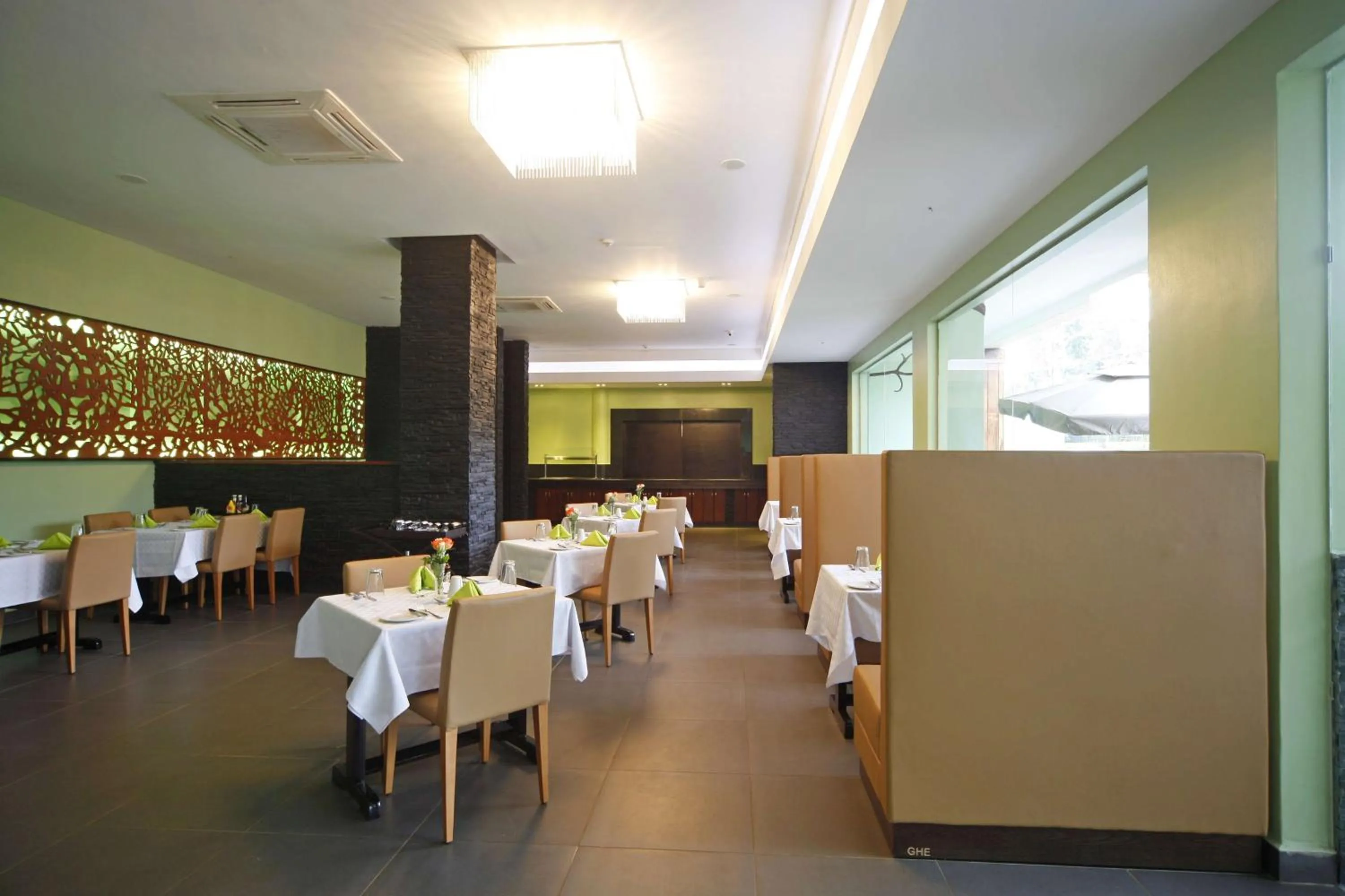 Restaurant/places to eat in Best Western Premier Garden Hotel Entebbe