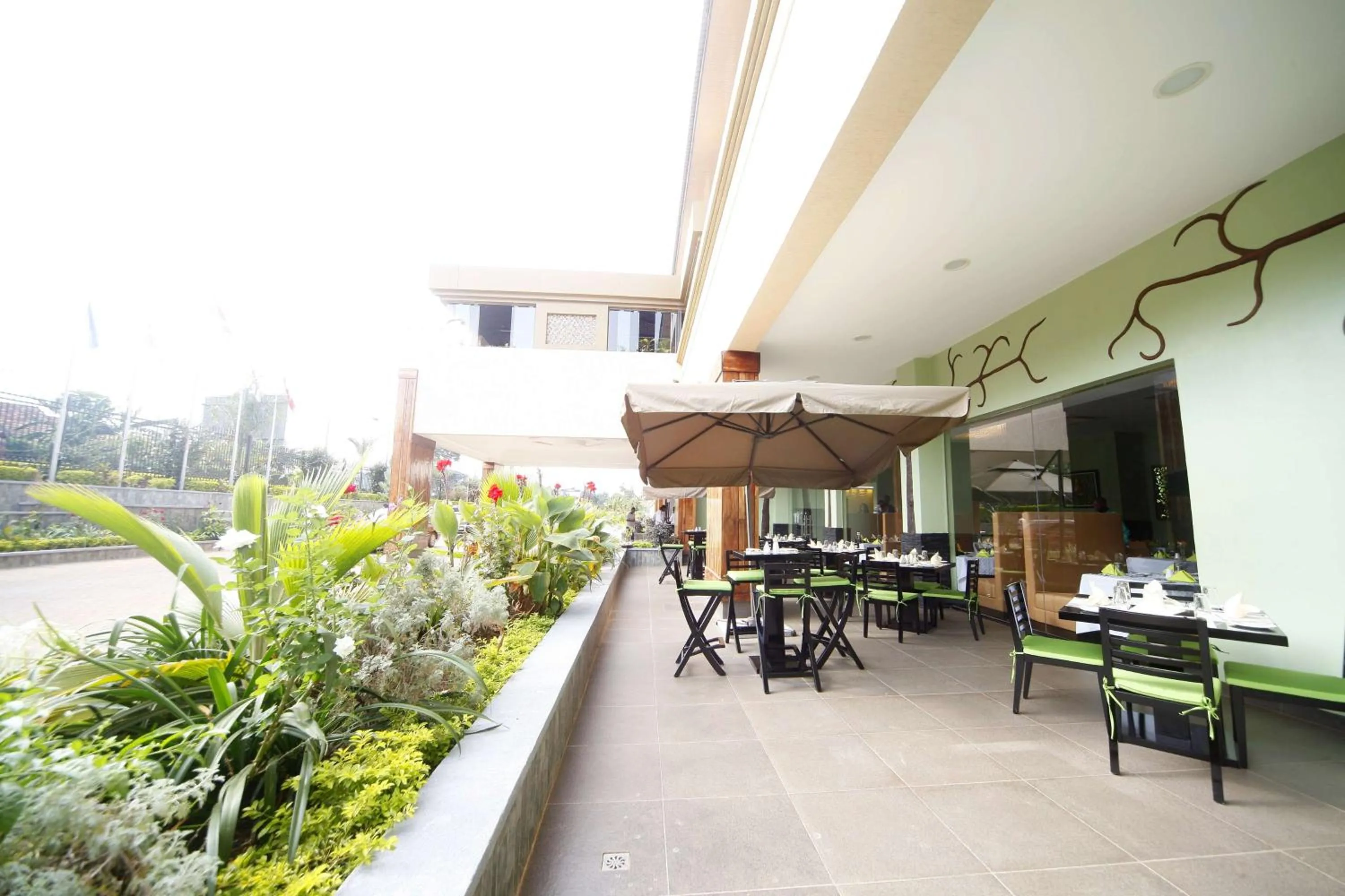 Restaurant/places to eat in Best Western Premier Garden Hotel Entebbe
