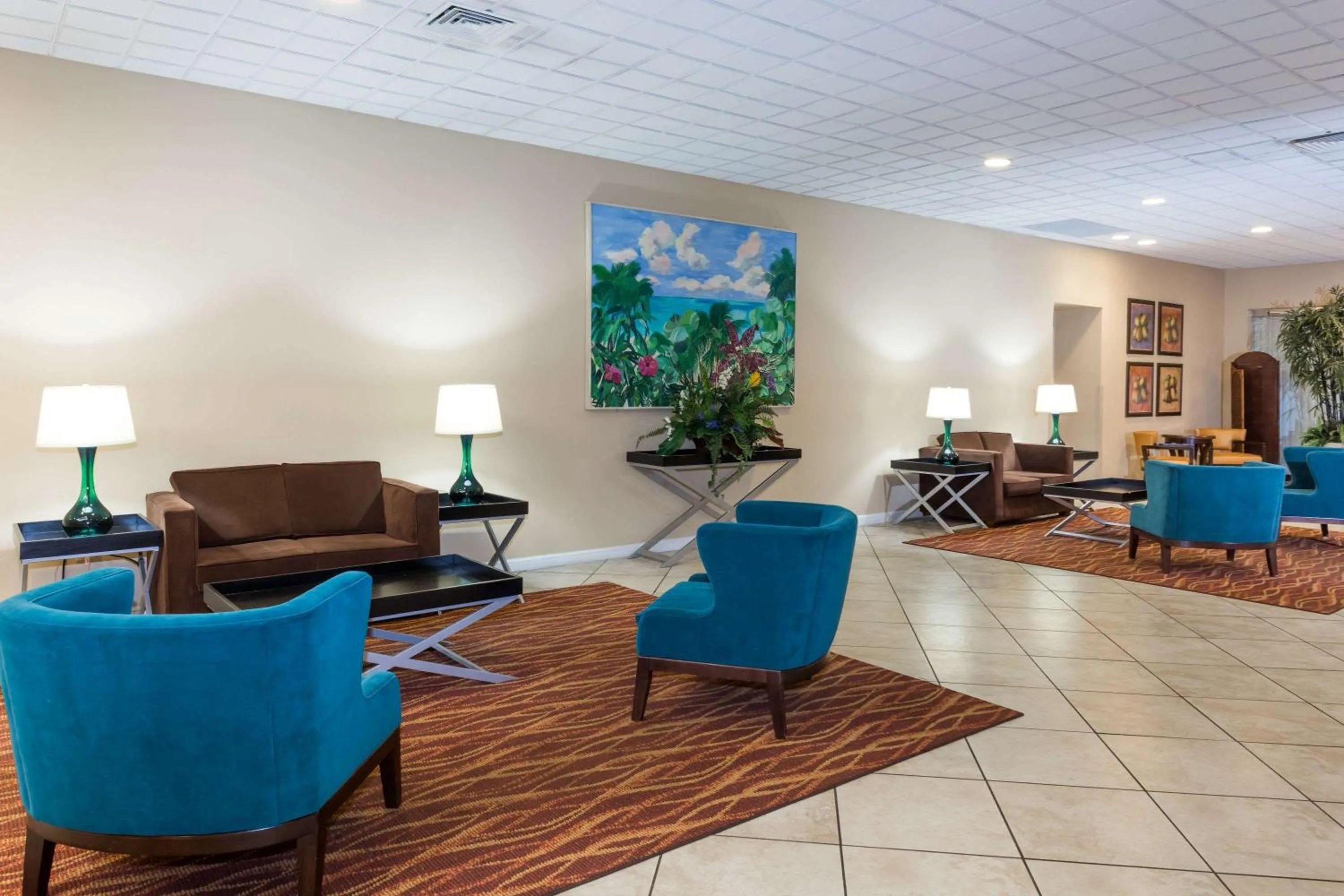 Lobby or reception in Ramada by Wyndham Kissimmee Gateway - Free Theme Park Shuttle