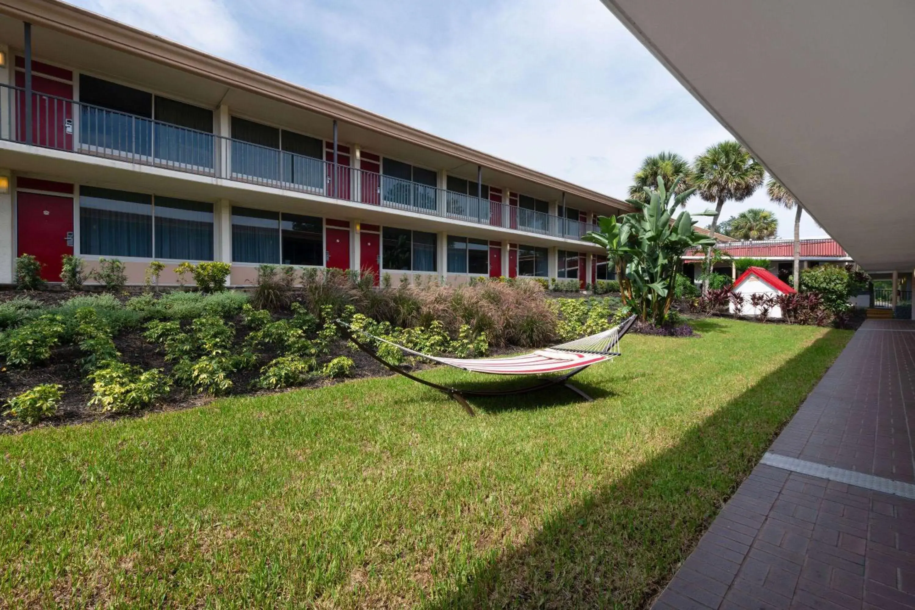 Inner courtyard view in Ramada by Wyndham Kissimmee Gateway - Free Theme Park Shuttle Inner courtyard view in Ramada by Wyndham Kissimmee Gateway - Free Theme Park Shuttle