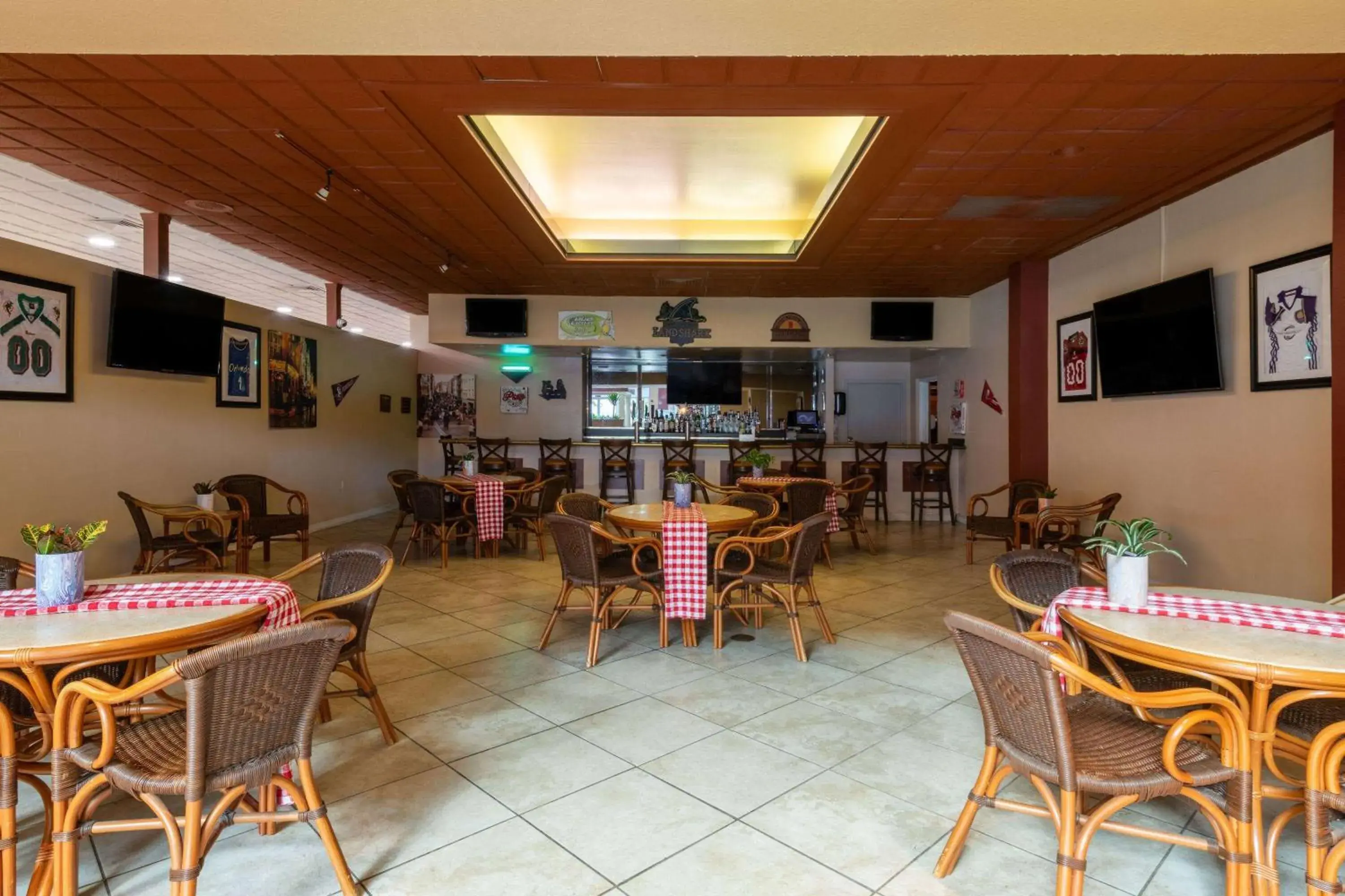 Lounge or bar in Ramada by Wyndham Kissimmee Gateway - Free Theme Park Shuttle Lounge or bar in Ramada by Wyndham Kissimmee Gateway - Free Theme Park Shuttle