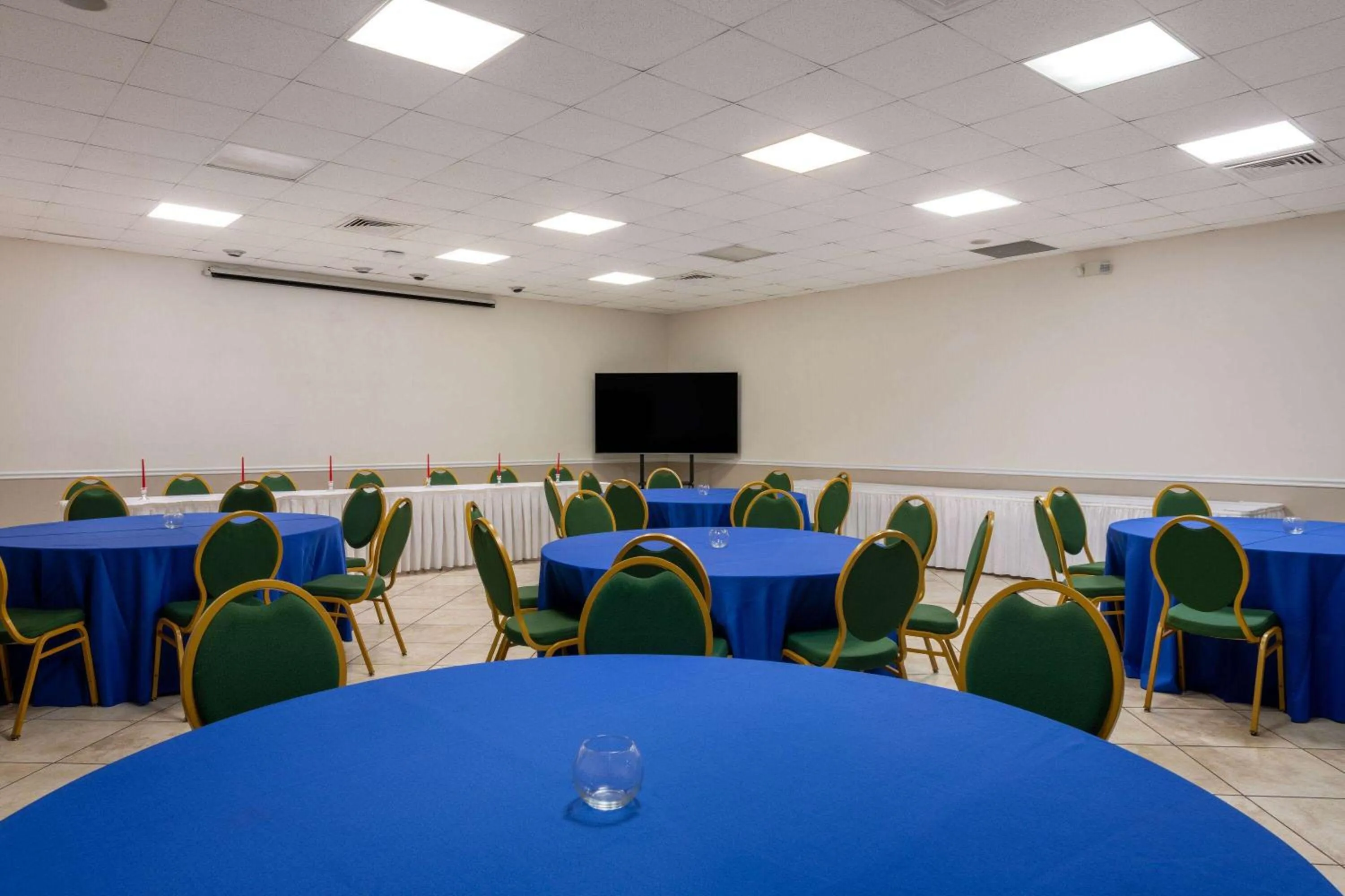 Meeting/conference room in Ramada by Wyndham Kissimmee Gateway - Free Theme Park Shuttle