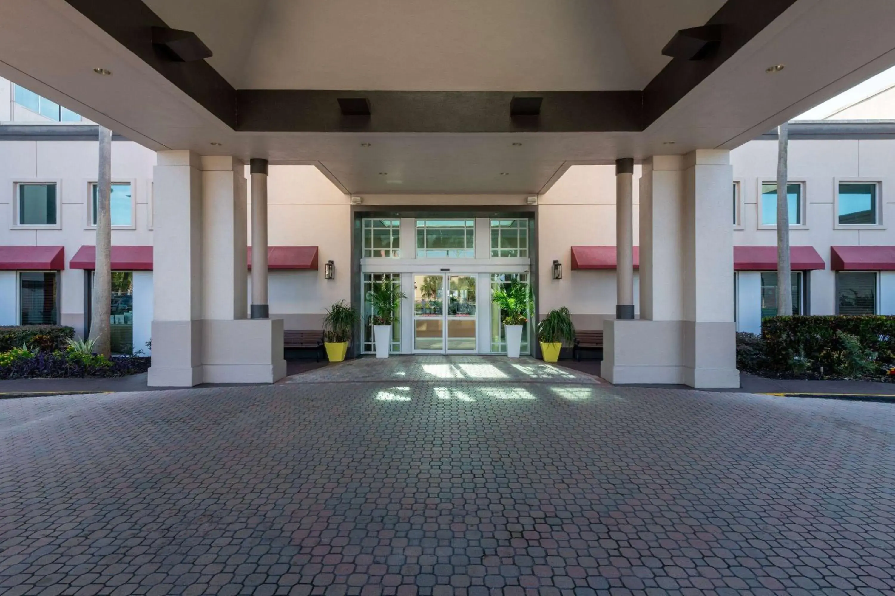 Property building in Ramada by Wyndham Kissimmee Gateway - Free Theme Park Shuttle Property building in Ramada by Wyndham Kissimmee Gateway - Free Theme Park Shuttle