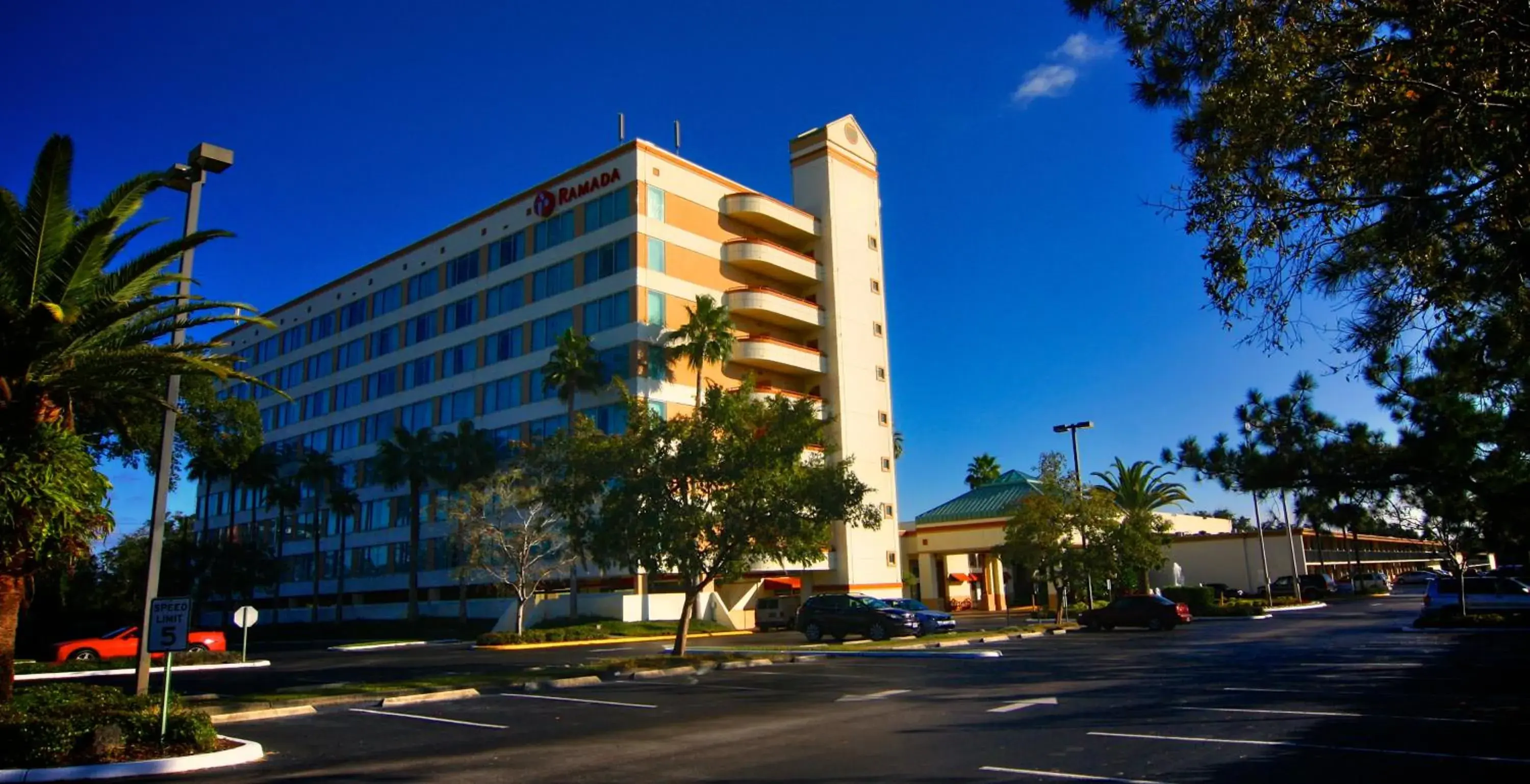Property building in Ramada by Wyndham Kissimmee Gateway - Free Theme Park Shuttle Property building in Ramada by Wyndham Kissimmee Gateway - Free Theme Park Shuttle