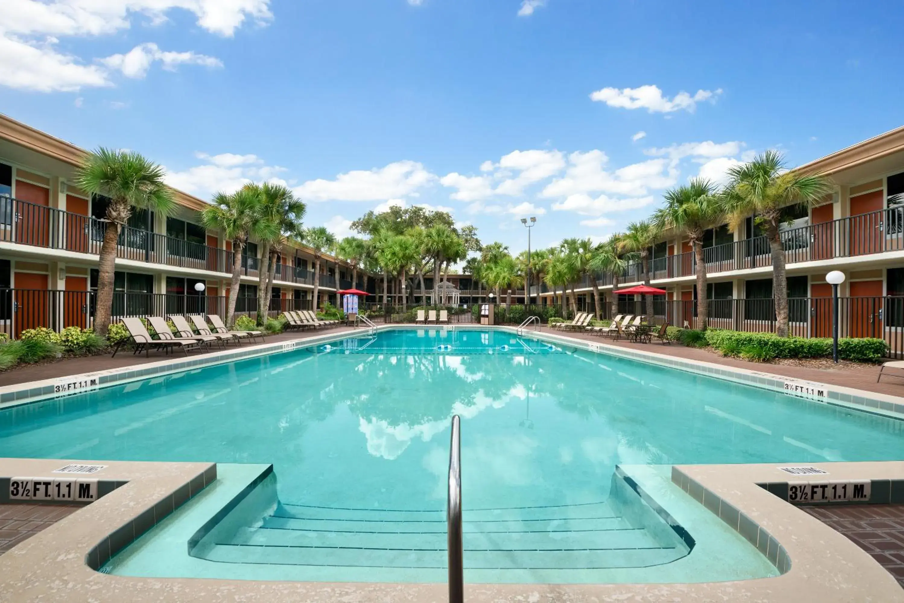 Property building in Ramada by Wyndham Kissimmee Gateway - Free Theme Park Shuttle Property building in Ramada by Wyndham Kissimmee Gateway - Free Theme Park Shuttle