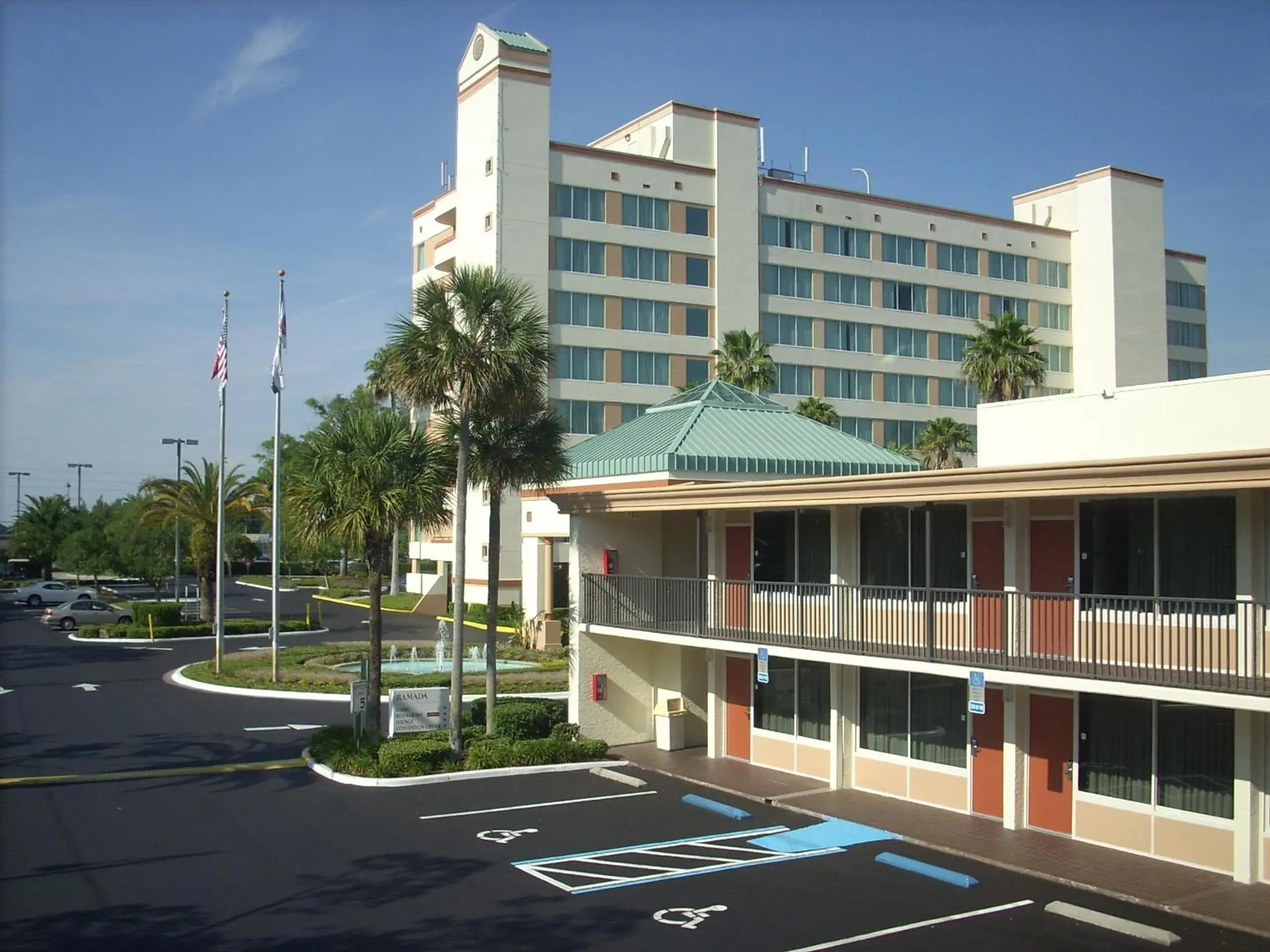 Property building in Ramada by Wyndham Kissimmee Gateway - Free Theme Park Shuttle Property building in Ramada by Wyndham Kissimmee Gateway - Free Theme Park Shuttle