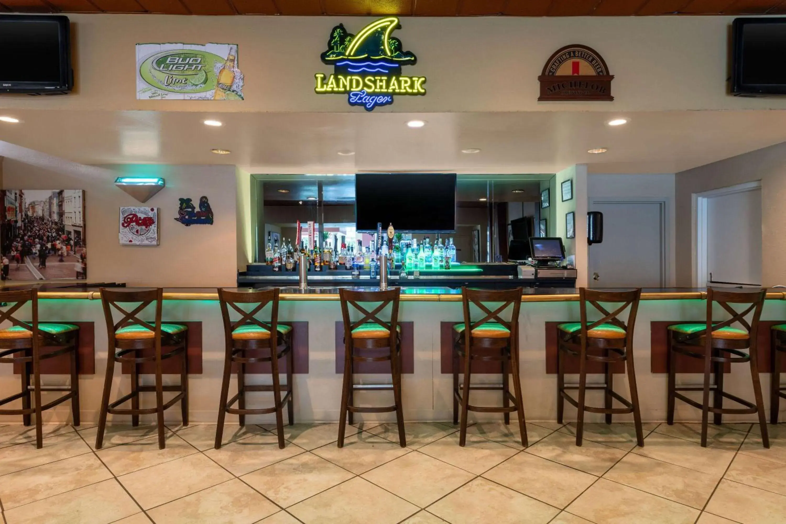 Lounge or bar in Ramada by Wyndham Kissimmee Gateway - Free Theme Park Shuttle Lounge or bar in Ramada by Wyndham Kissimmee Gateway - Free Theme Park Shuttle