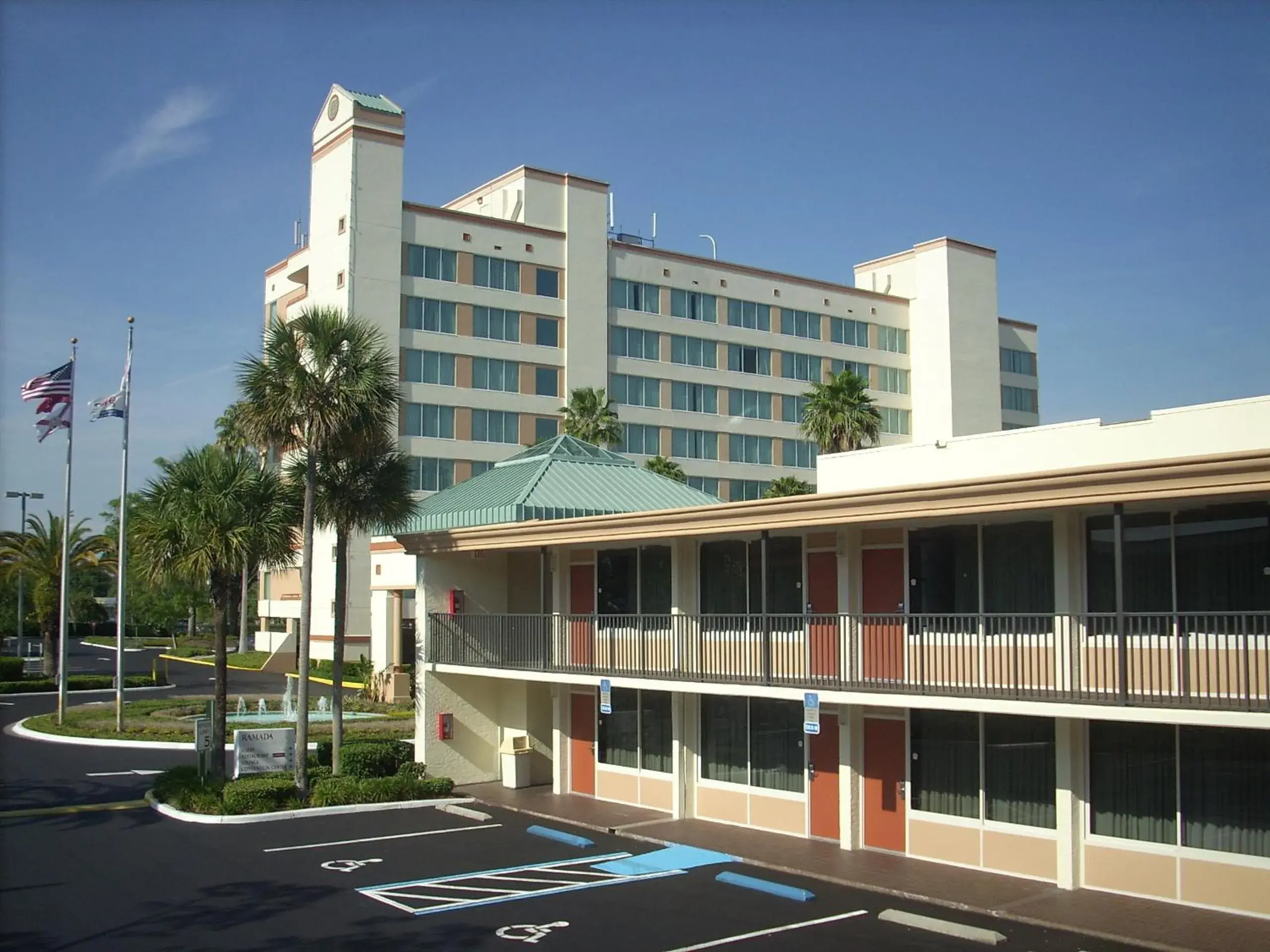 Property building in Ramada by Wyndham Kissimmee Gateway - Free Theme Park Shuttle Property building in Ramada by Wyndham Kissimmee Gateway - Free Theme Park Shuttle
