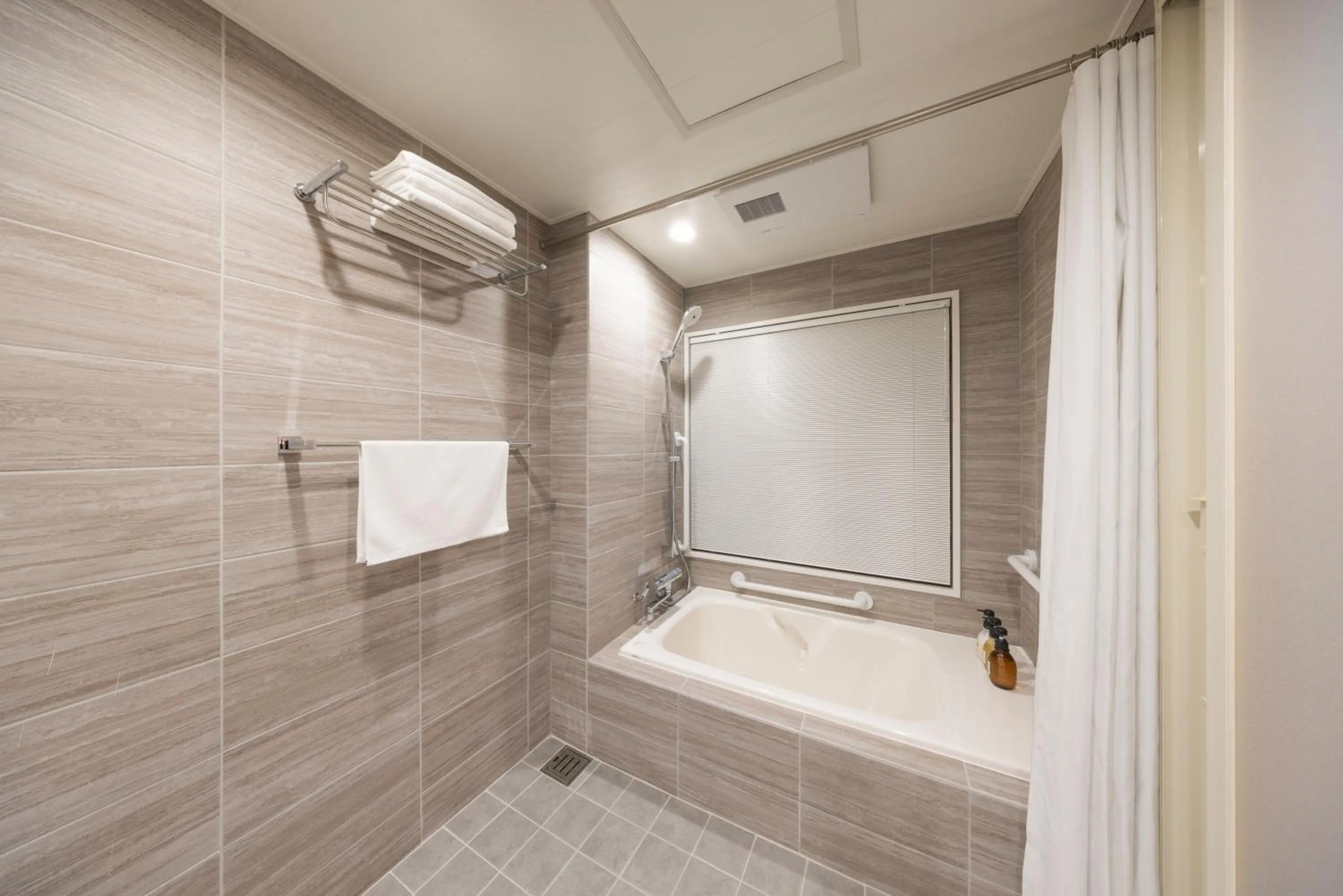 Shower in Hotel Cerezo