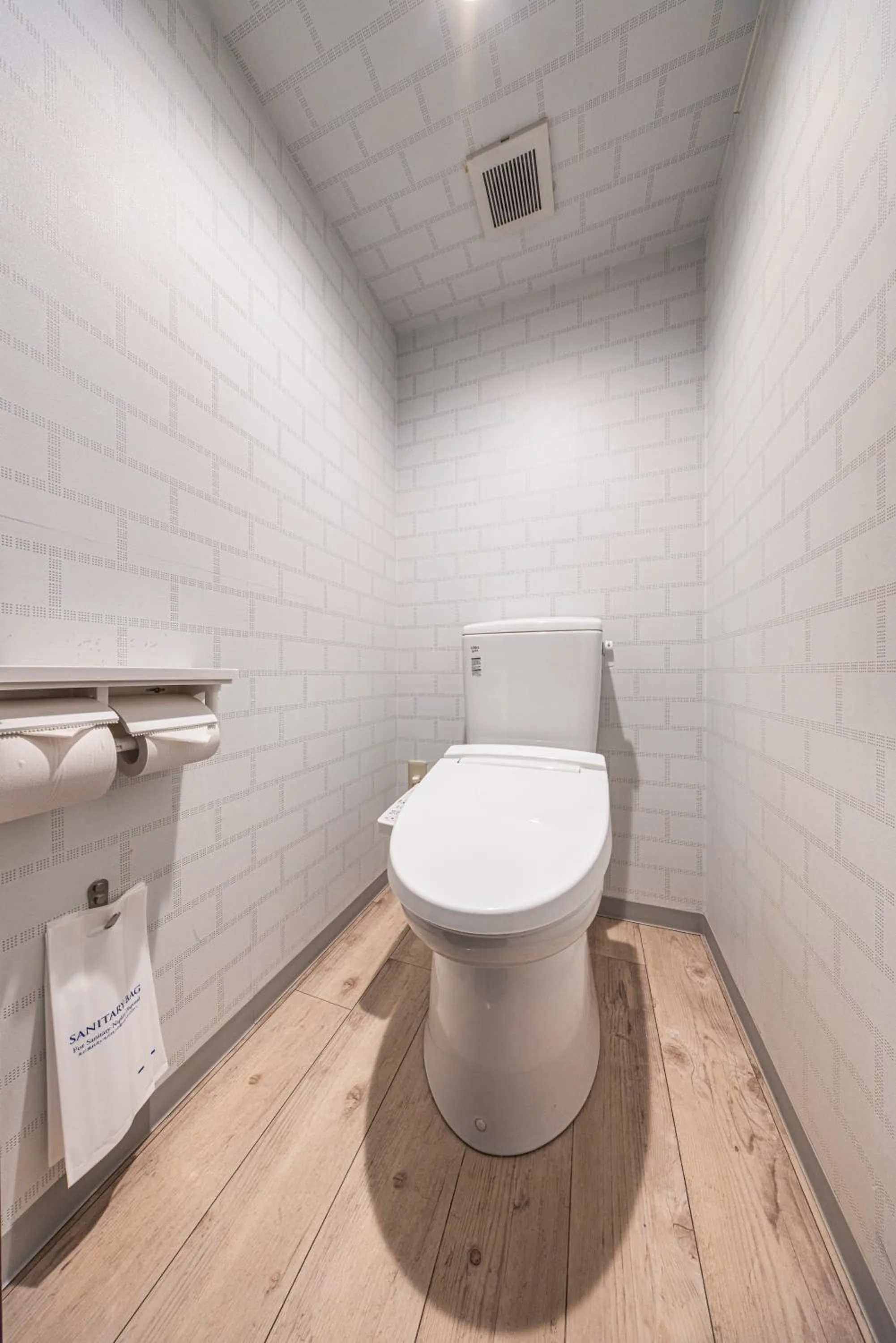 Toilet in Hotel Cerezo