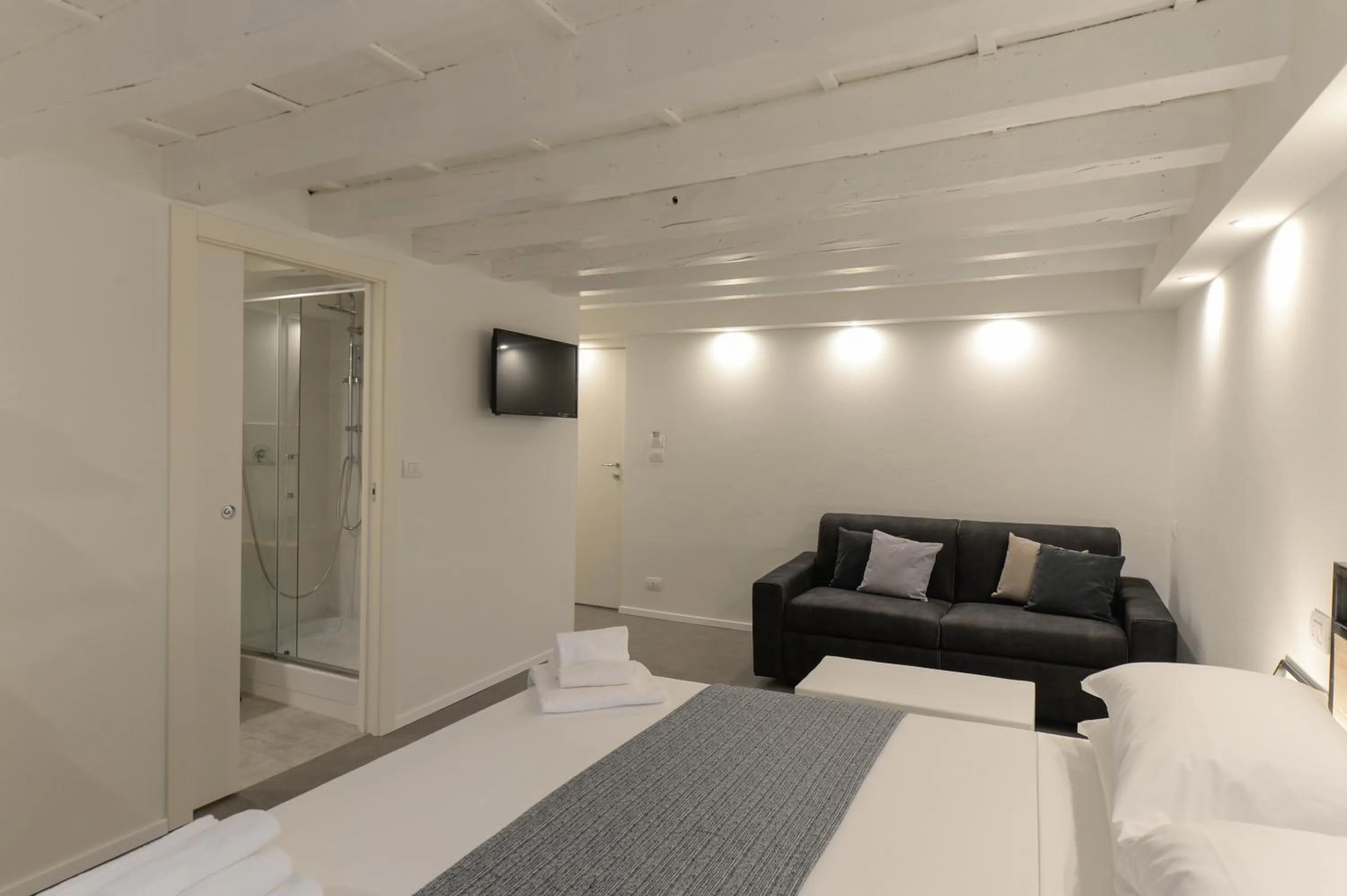 Photo of the whole room, Bed in Piano Tre