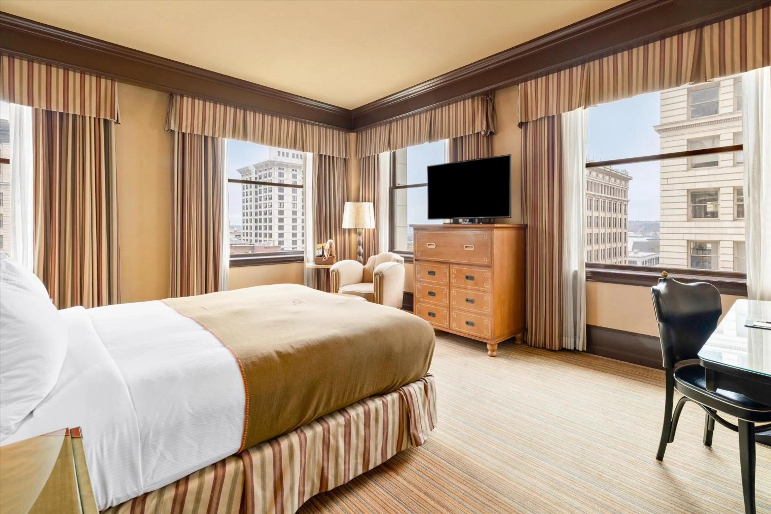 Bedroom, Bed in Arctic Club Hotel