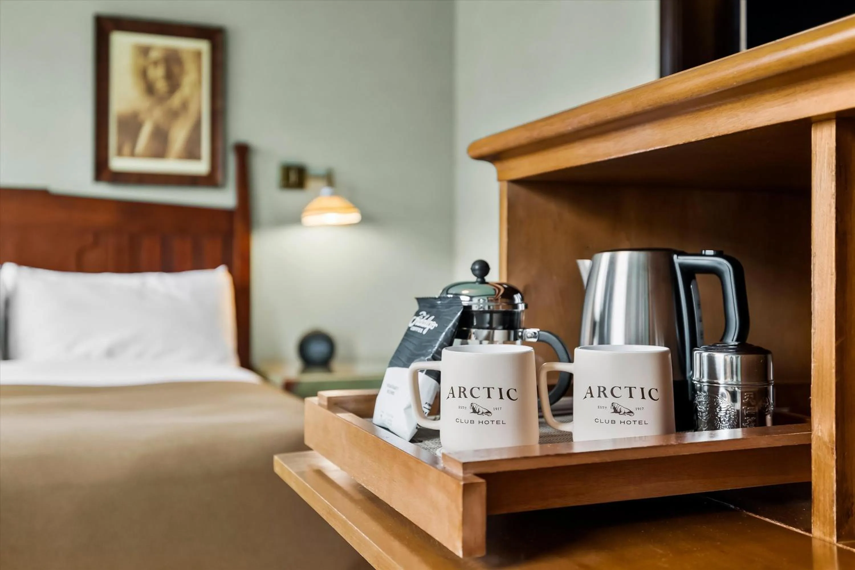Coffee/tea facilities, Bed in Arctic Club Hotel