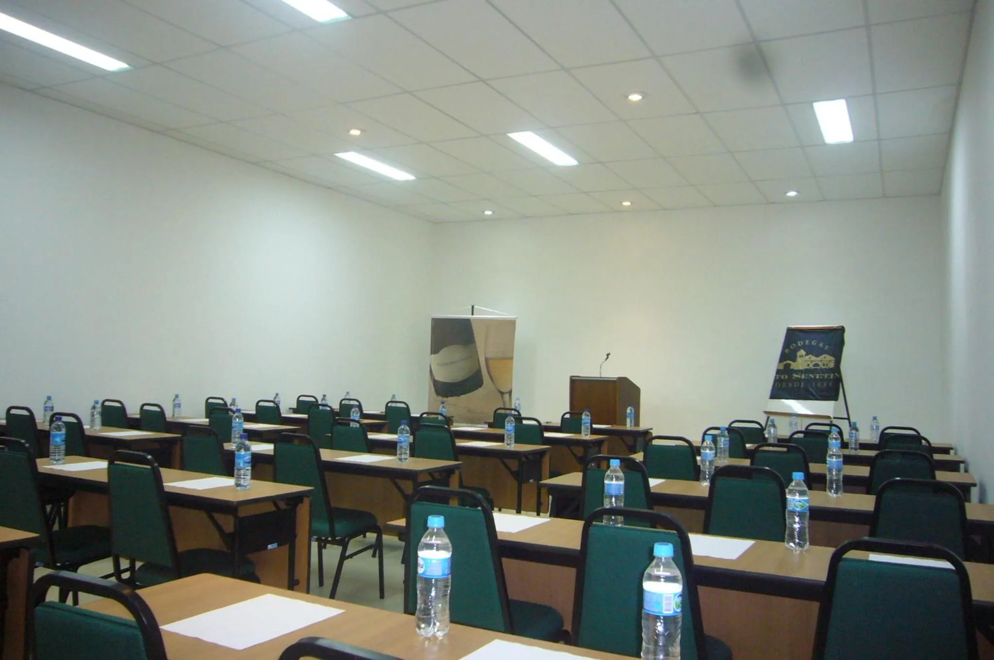 Business facilities in Pousada dos Reis