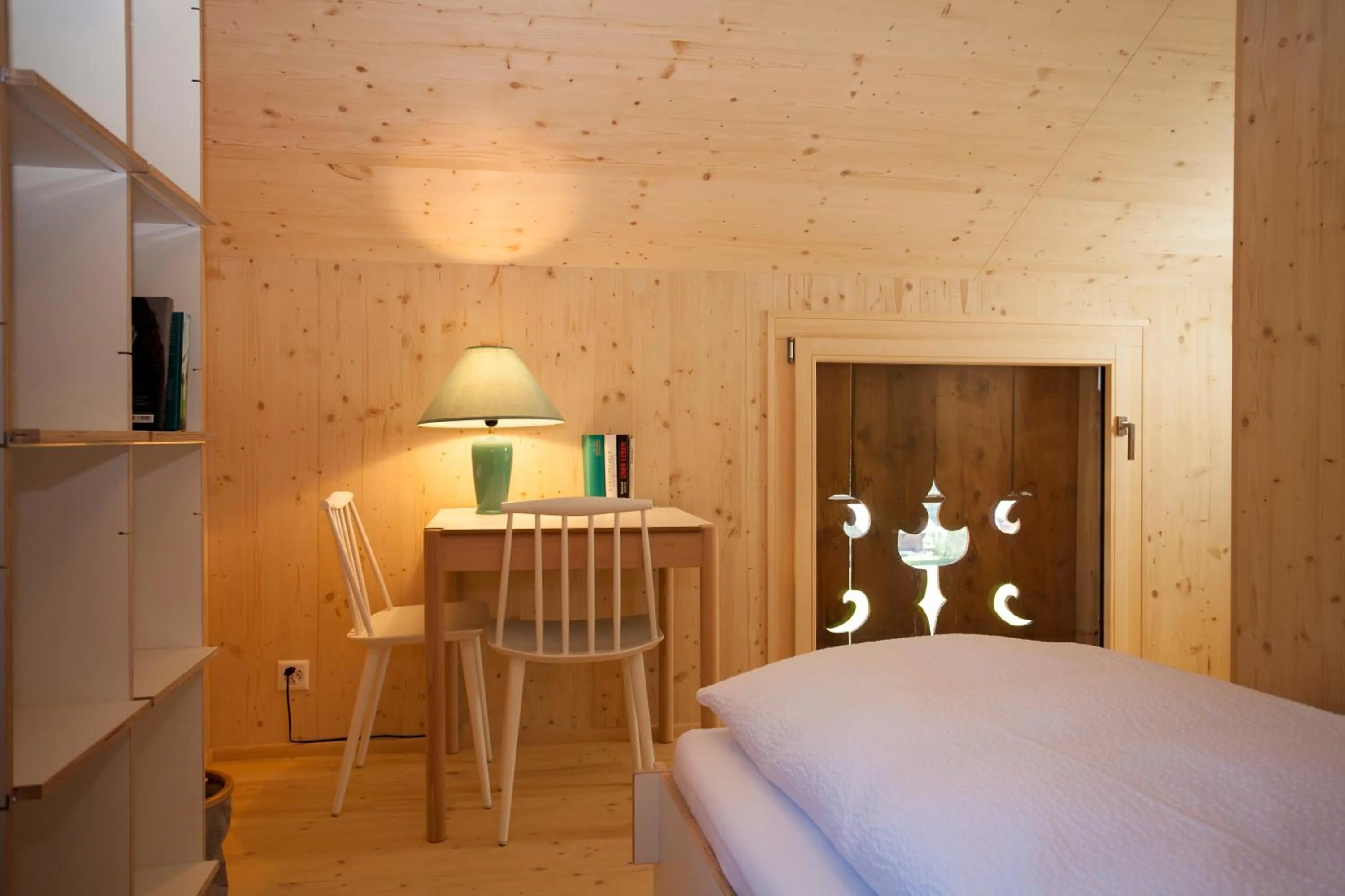 Garden, Bed in Lenk Lodge - Boutique & Design Hotel und Apartements