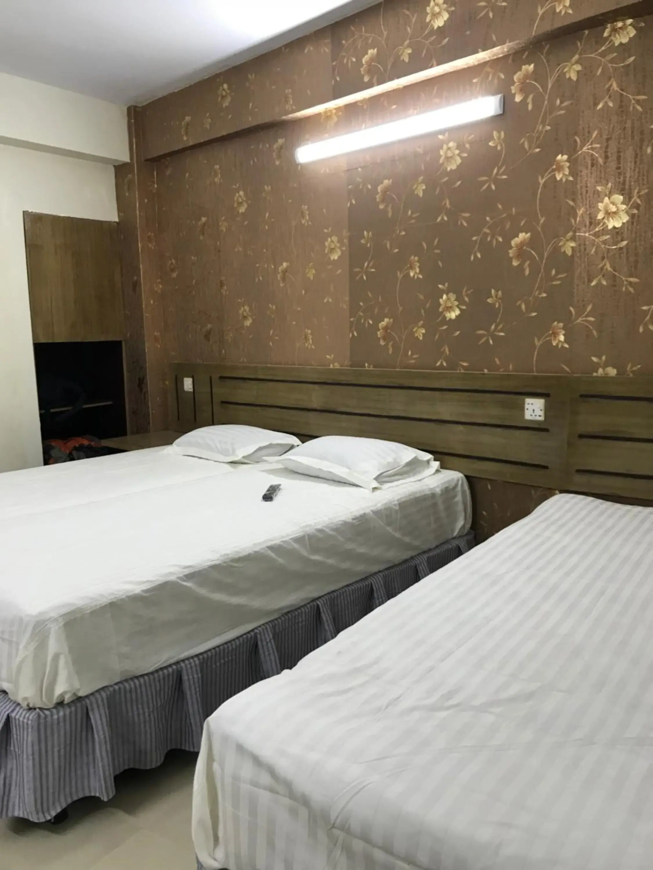 Basic Triple Room with Shared Bathroom in Hotel Seven Star Basic Triple Room with Shared Bathroom in Hotel Seven Star