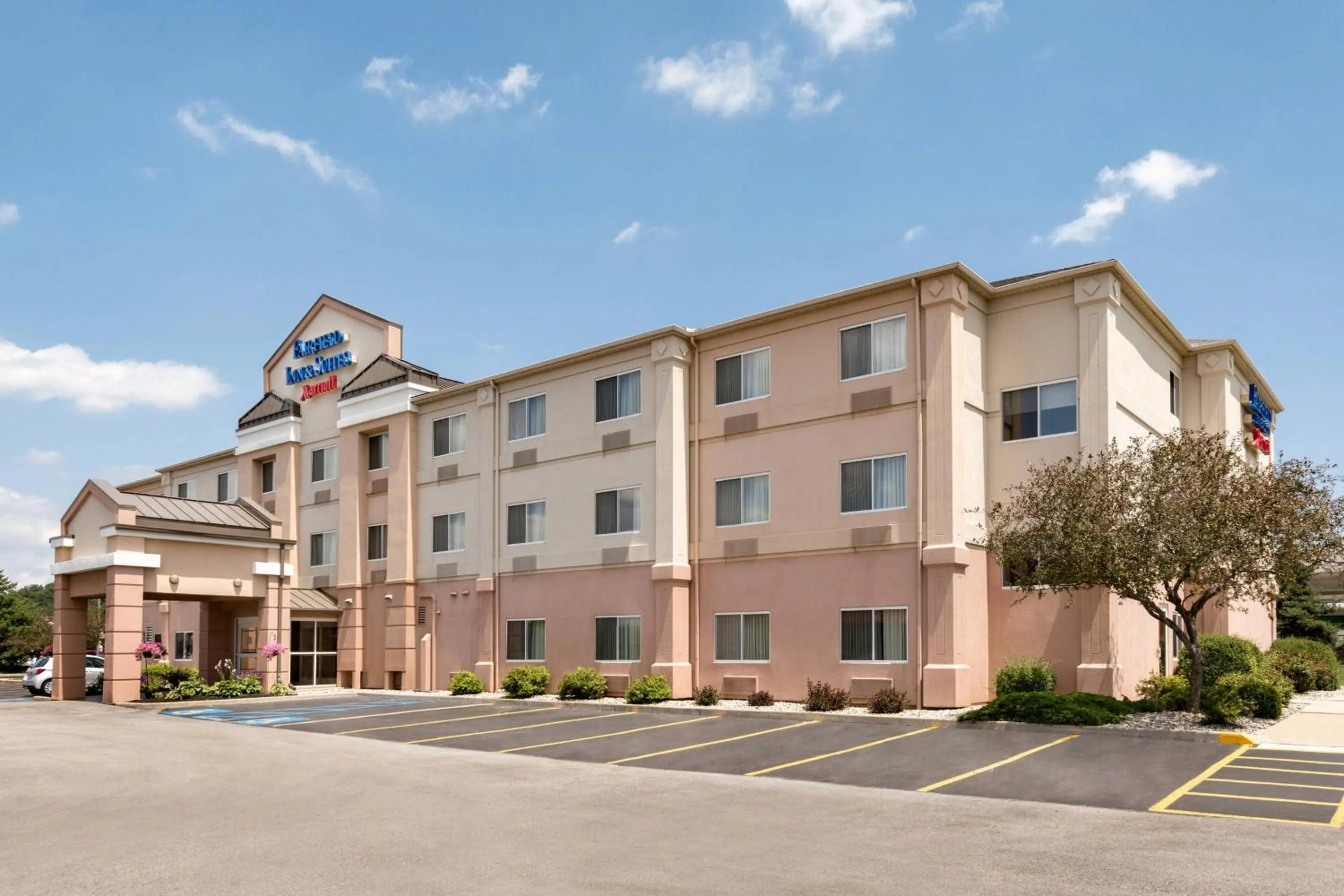 Property building in Fairfield Inn & Suites by Marriott Toledo Maumee