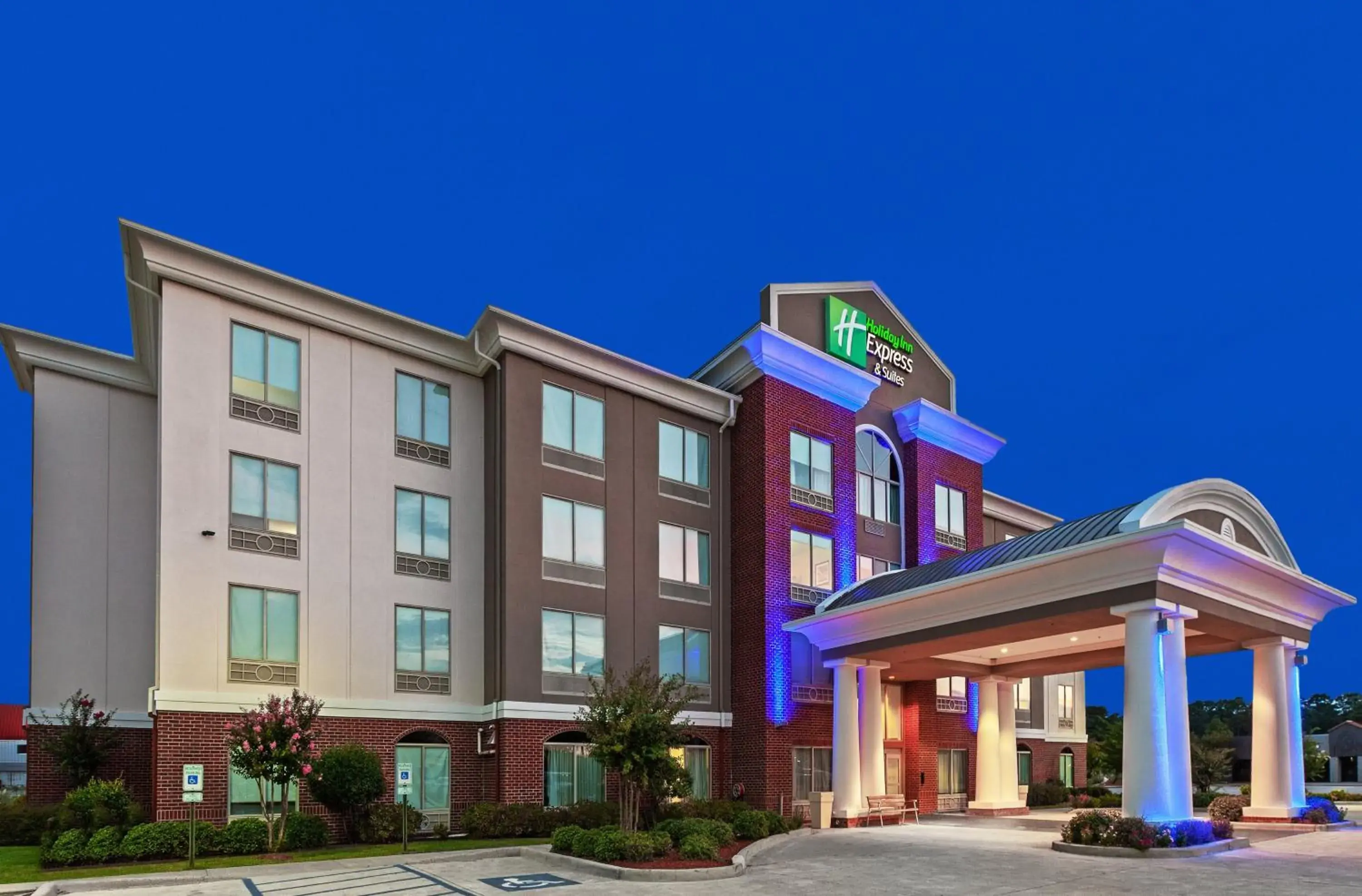 Property building in Holiday Inn Express Hotel and Suites Shreveport South Park Plaza by IHG Property building in Holiday Inn Express Hotel and Suites Shreveport South Park Plaza by IHG