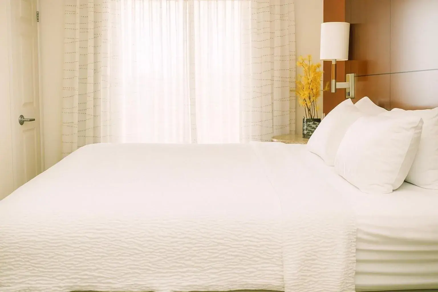 Bedroom, Bed in MainStay Suites Appleton Airport - Fox River Mall Area Bedroom, Bed in MainStay Suites Appleton Airport - Fox River Mall Area