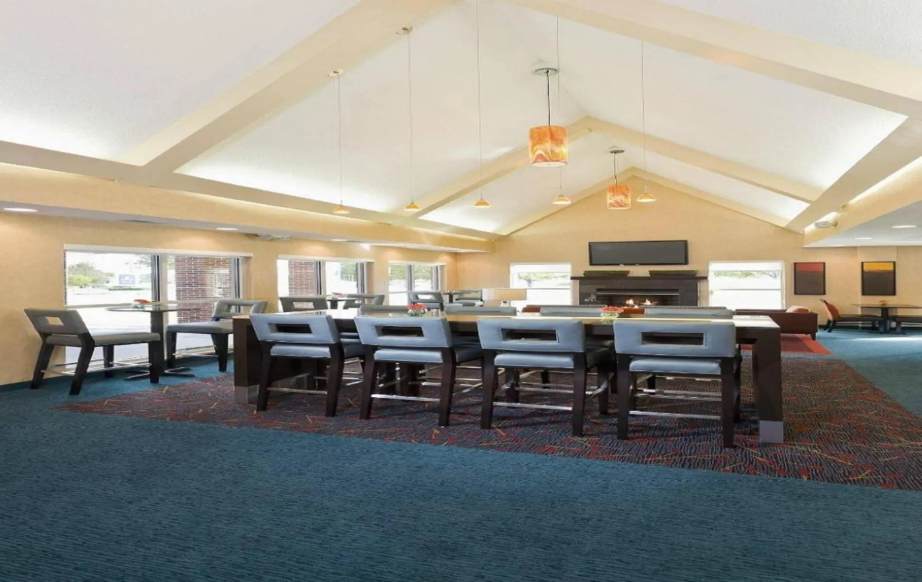Lounge or bar in MainStay Suites Appleton Airport - Fox River Mall Area