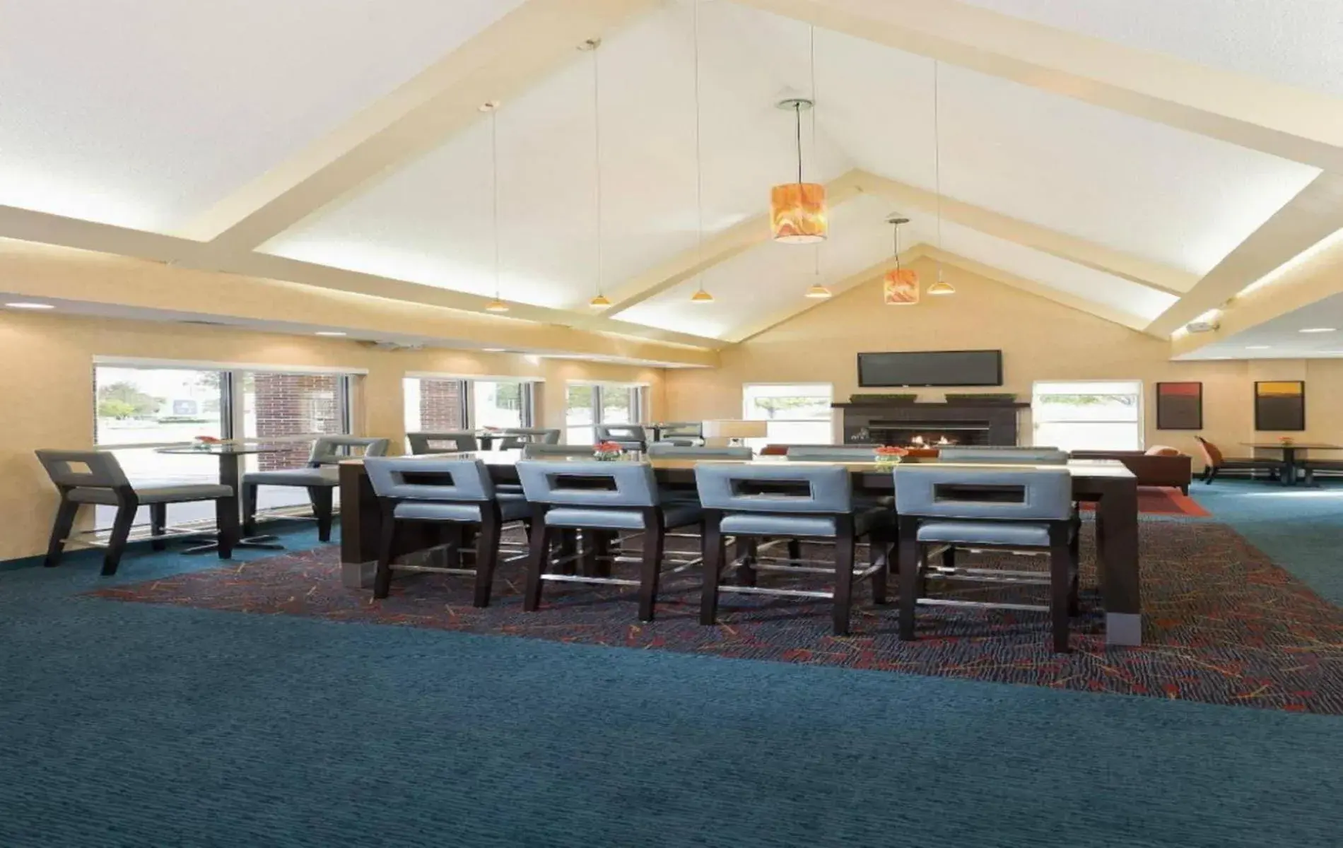 Lounge or bar in MainStay Suites Appleton Airport - Fox River Mall Area Lounge or bar in MainStay Suites Appleton Airport - Fox River Mall Area