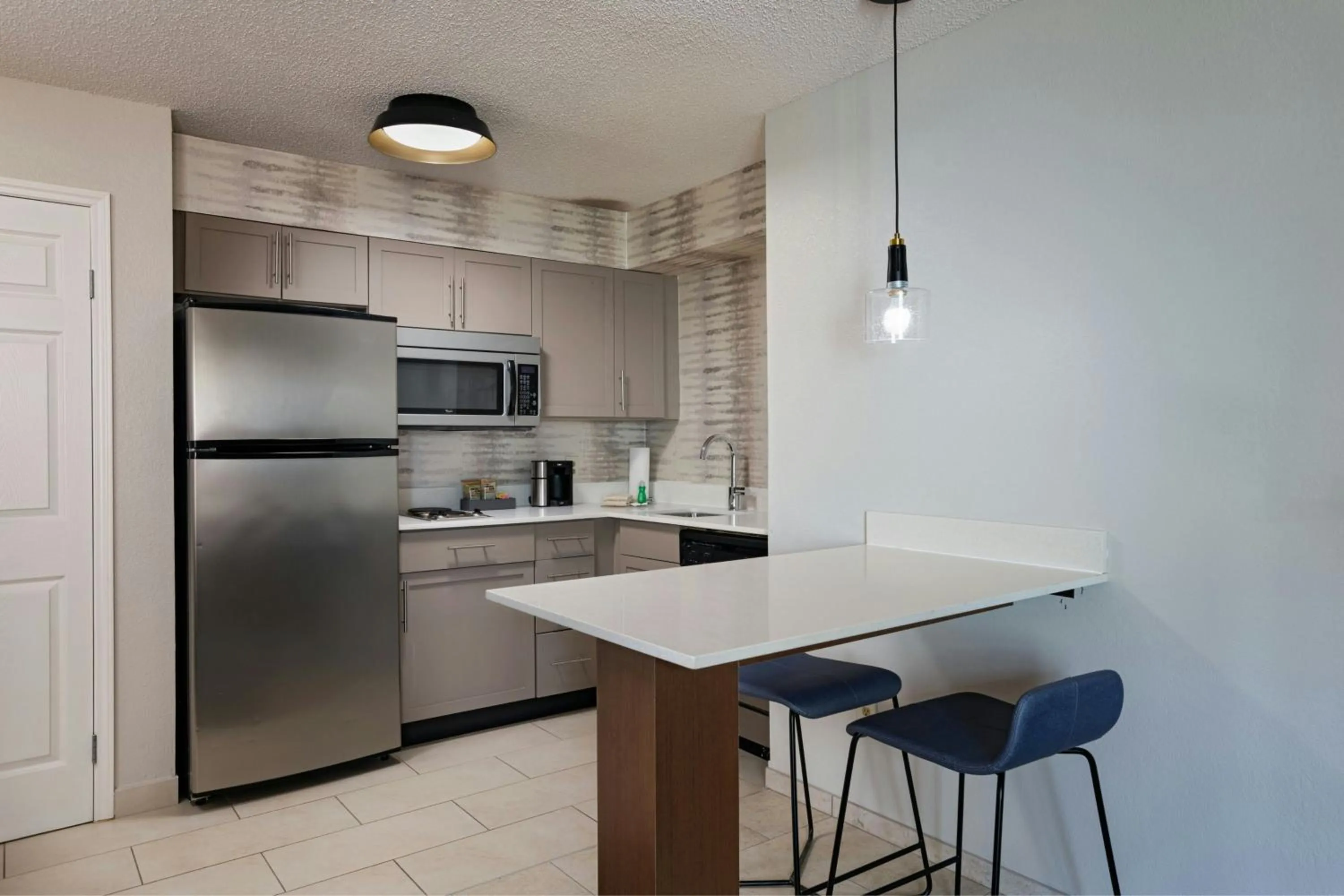 Kitchen or kitchenette in Residence Inn by Marriott Houston The Woodlands/Lake Front Circle