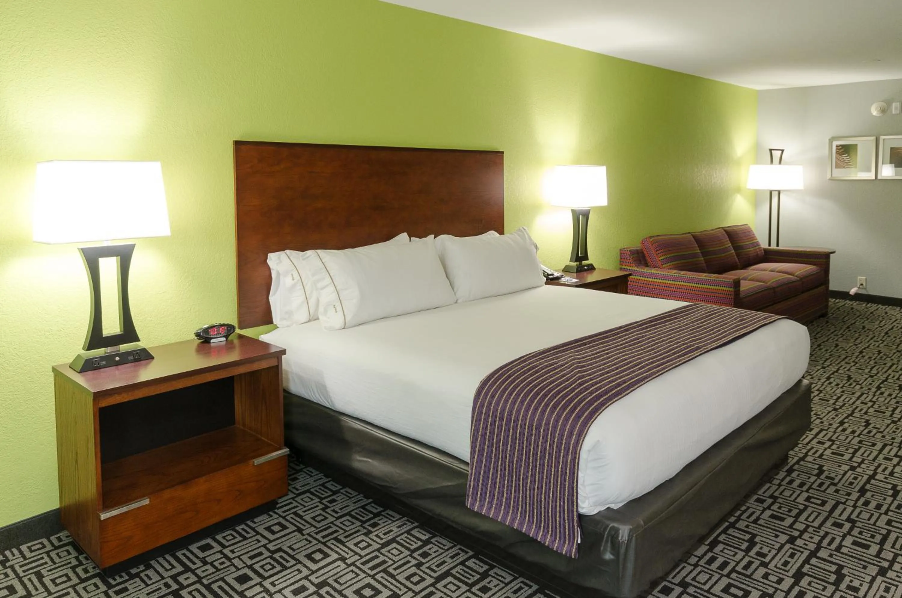 Bed in Holiday Inn Express Hickory - Hickory Mart by IHG