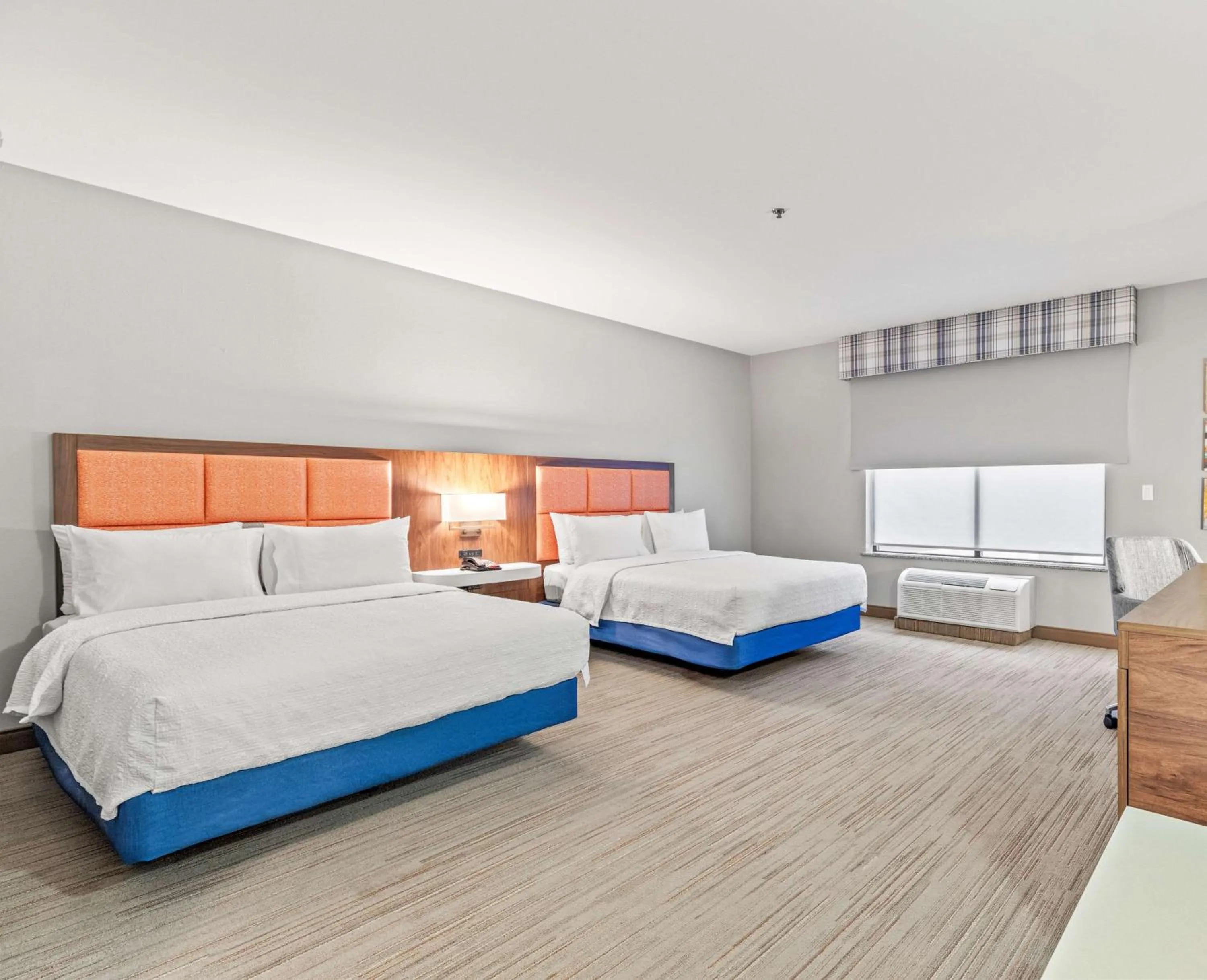 Bed in Hampton Inn Denver Northeast-Brighton