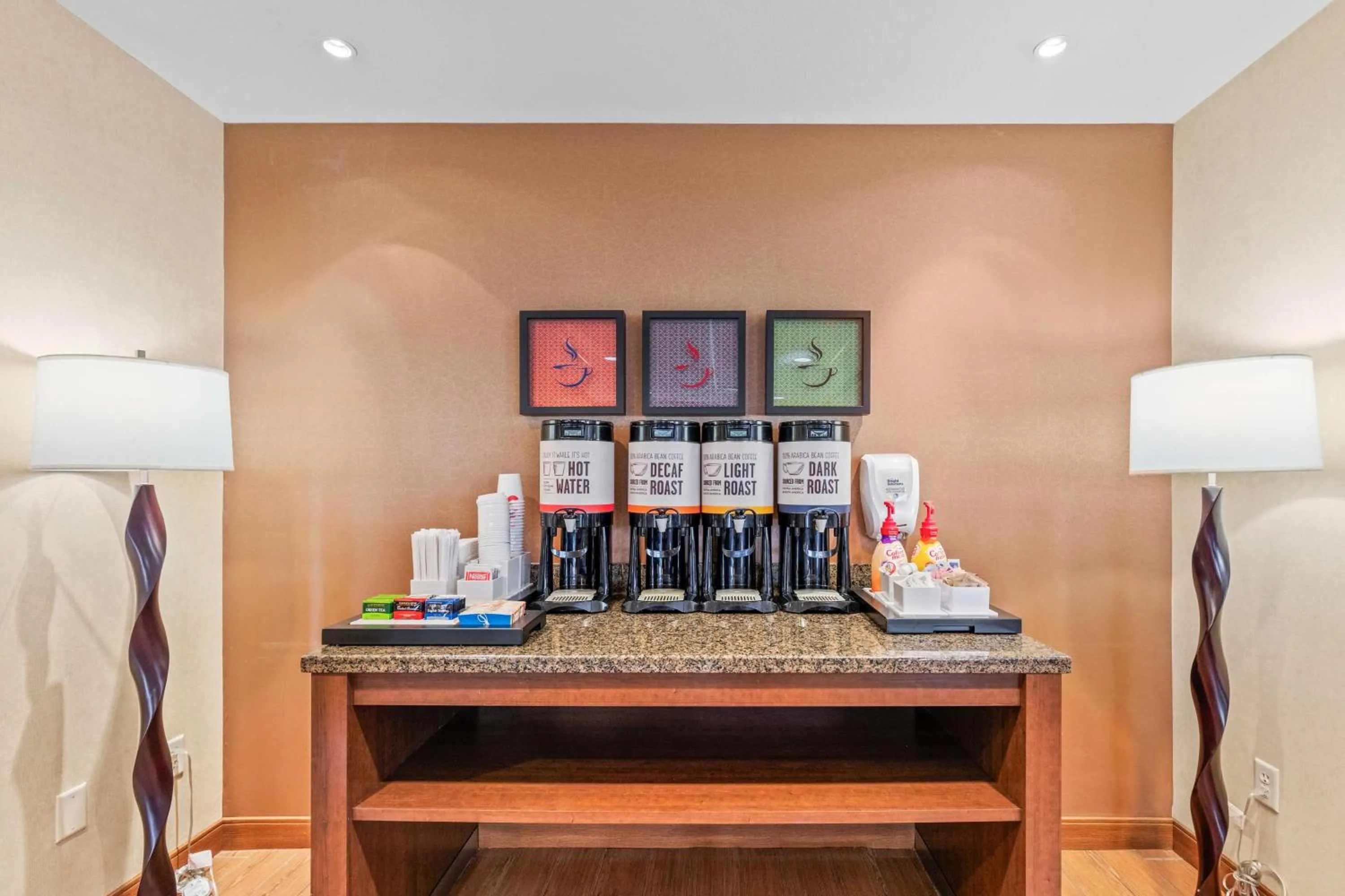 Dining area in Hampton Inn Denver Northeast-Brighton